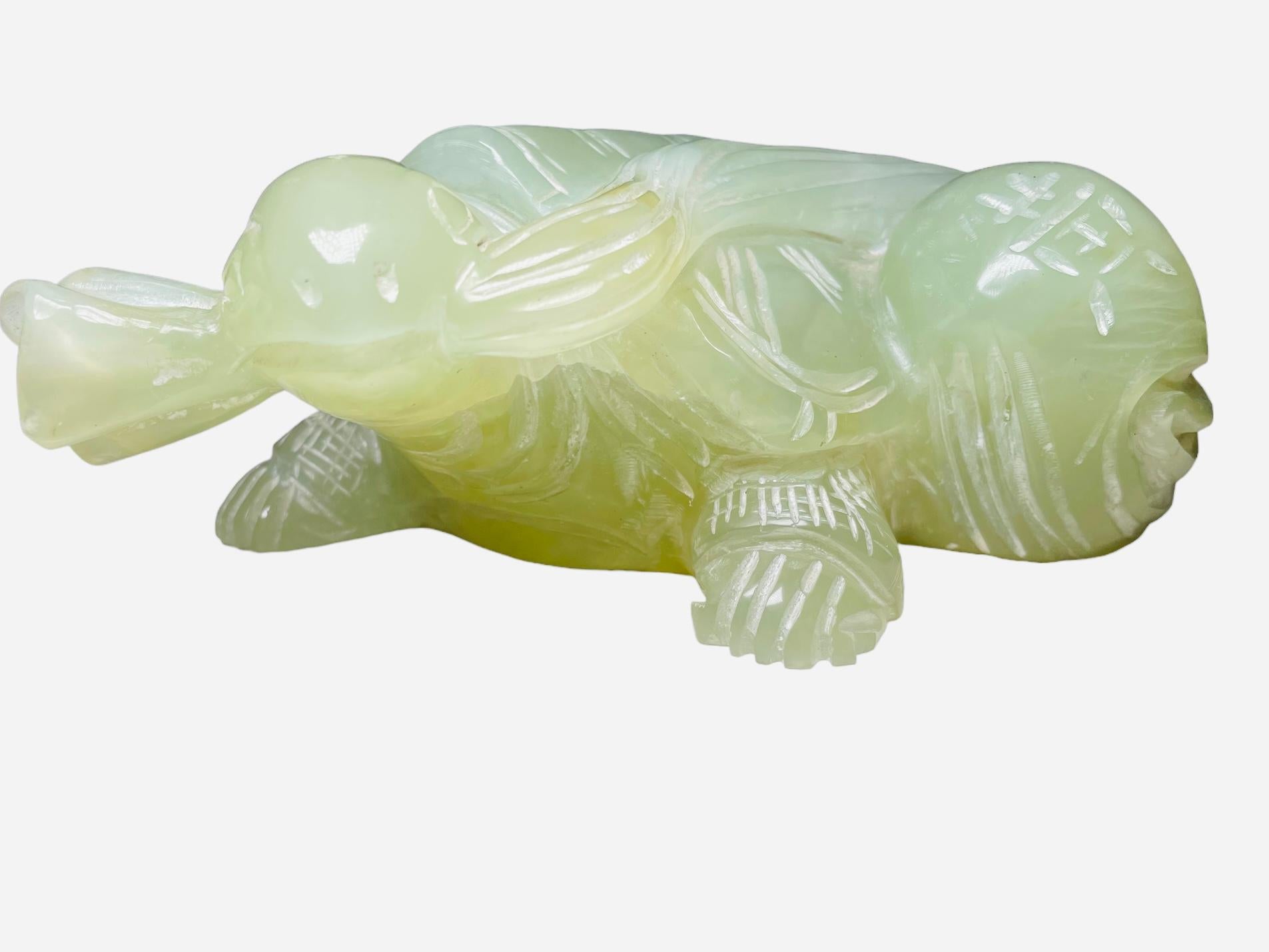 Scultura/figura di tartaruga cinese in giada con supporto in vendita 4