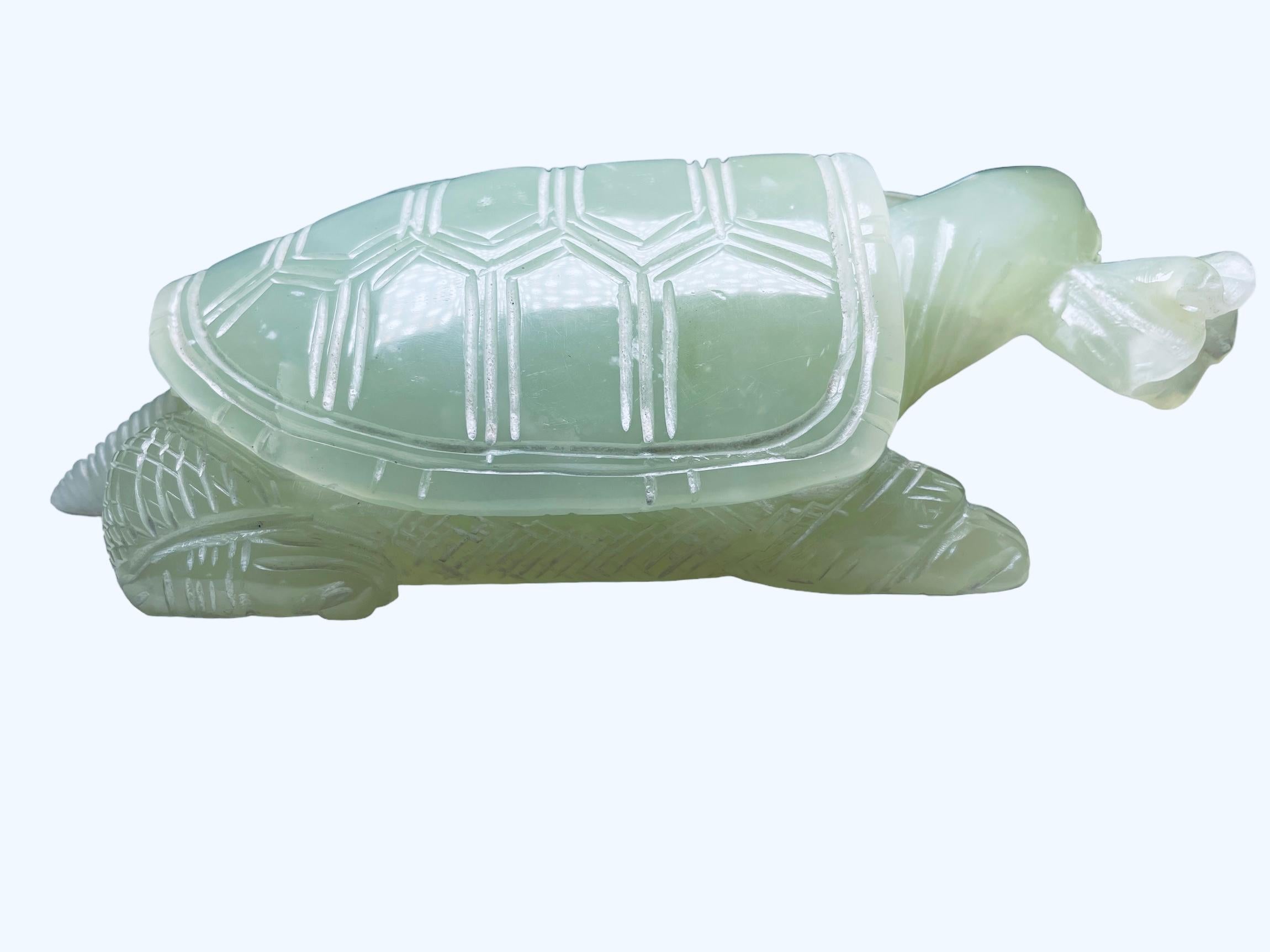 Scultura/figura di tartaruga cinese in giada con supporto in vendita 5