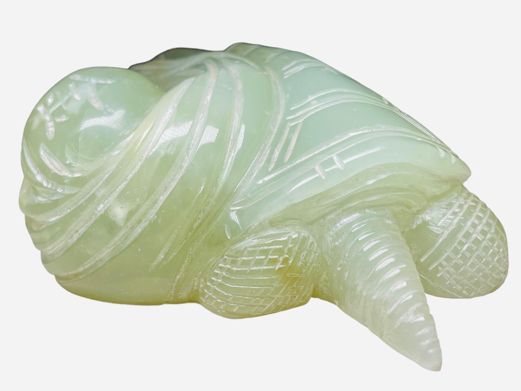 Scultura/figura di tartaruga cinese in giada con supporto in vendita 7