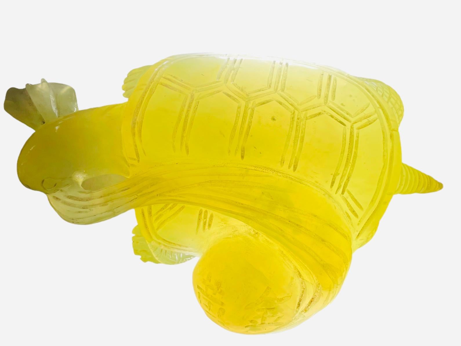 Scultura/figura di tartaruga cinese in giada con supporto in vendita 9