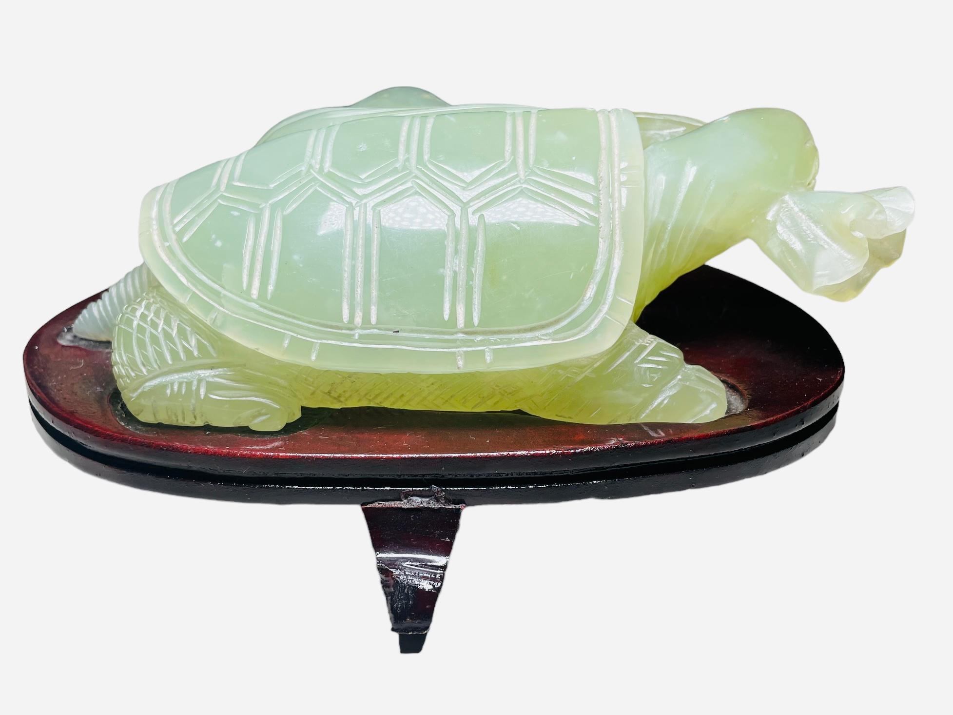 Esportazione cinese Scultura/figura di tartaruga cinese in giada con supporto in vendita