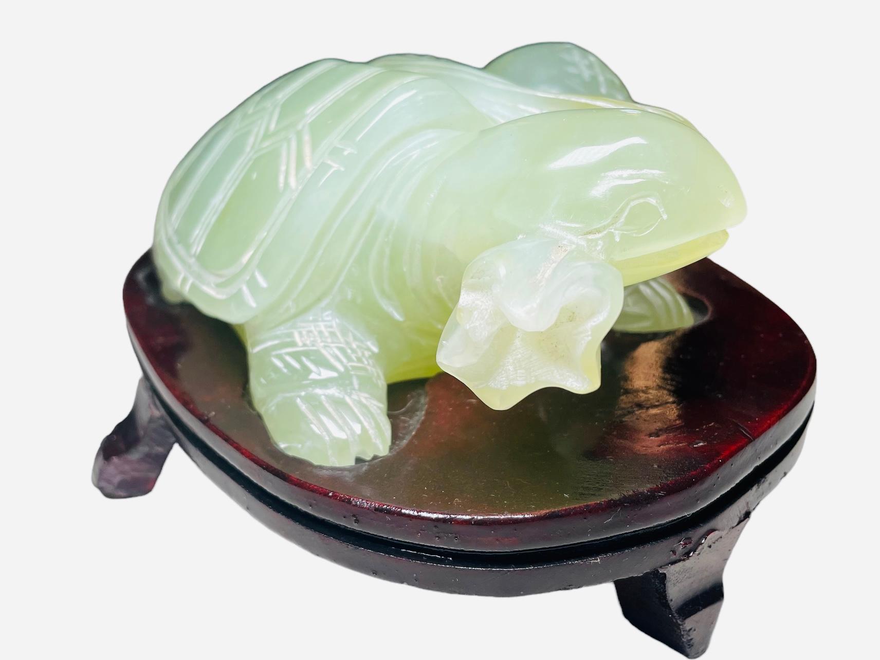 Intagliato a mano Scultura/figura di tartaruga cinese in giada con supporto in vendita
