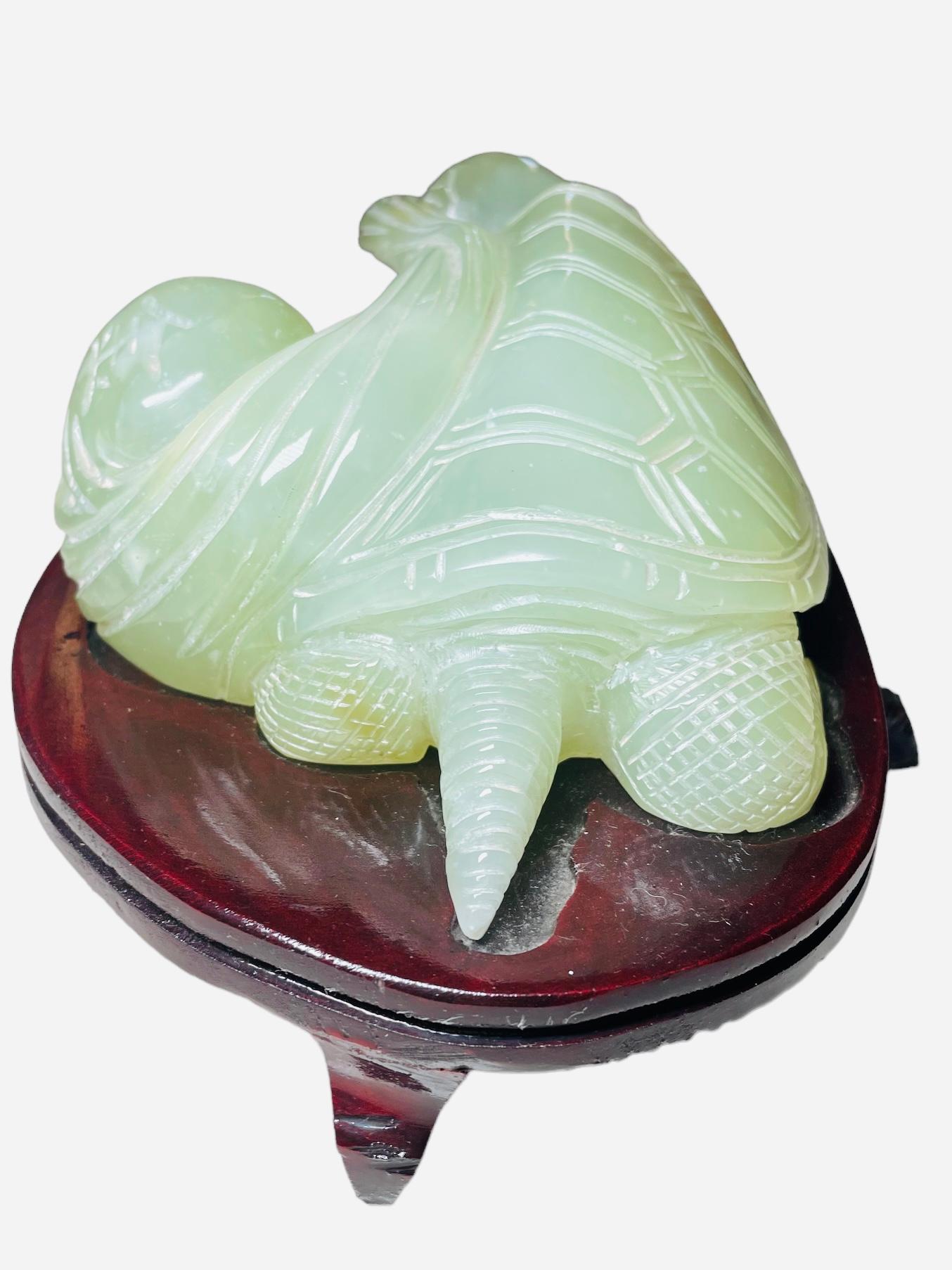 Scultura/figura di tartaruga cinese in giada con supporto In condizioni buone in vendita a Guaynabo, PR