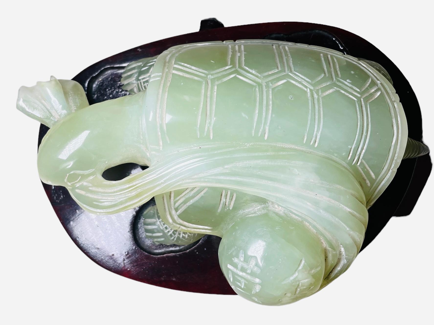 XX secolo Scultura/figura di tartaruga cinese in giada con supporto in vendita
