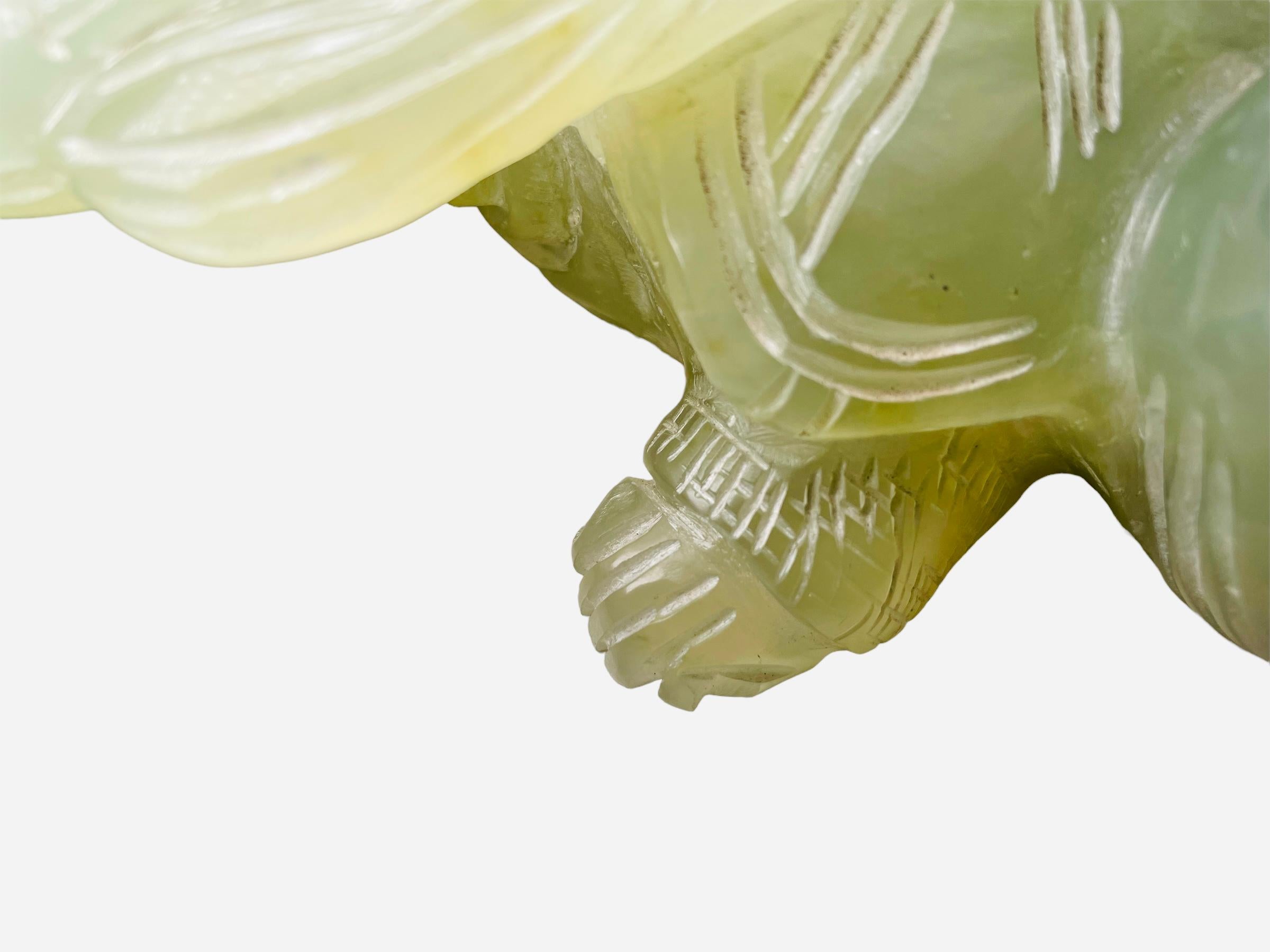 Giada Scultura/figura di tartaruga cinese in giada con supporto in vendita