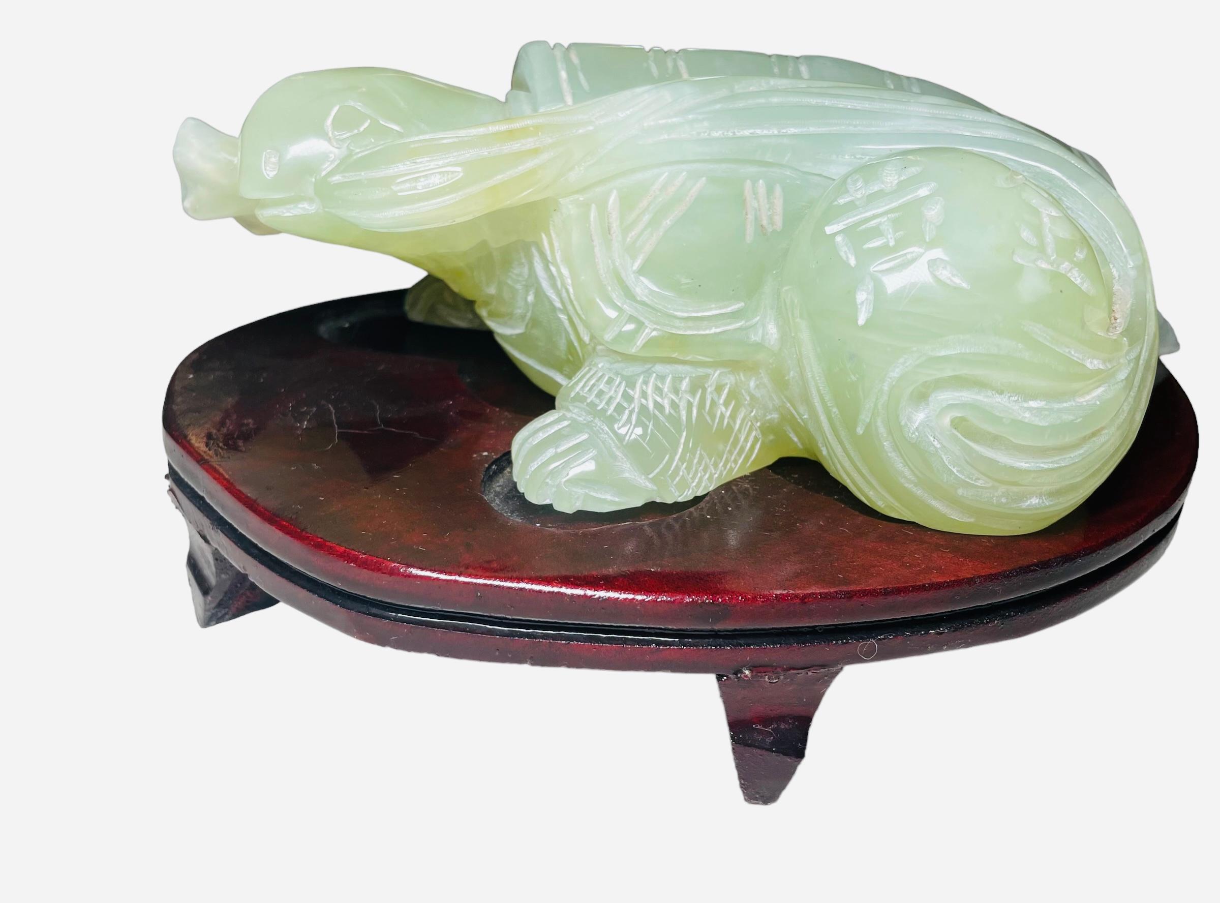 Chinesische Jade-Schildkröte-Skulptur/Figur mit Stand
