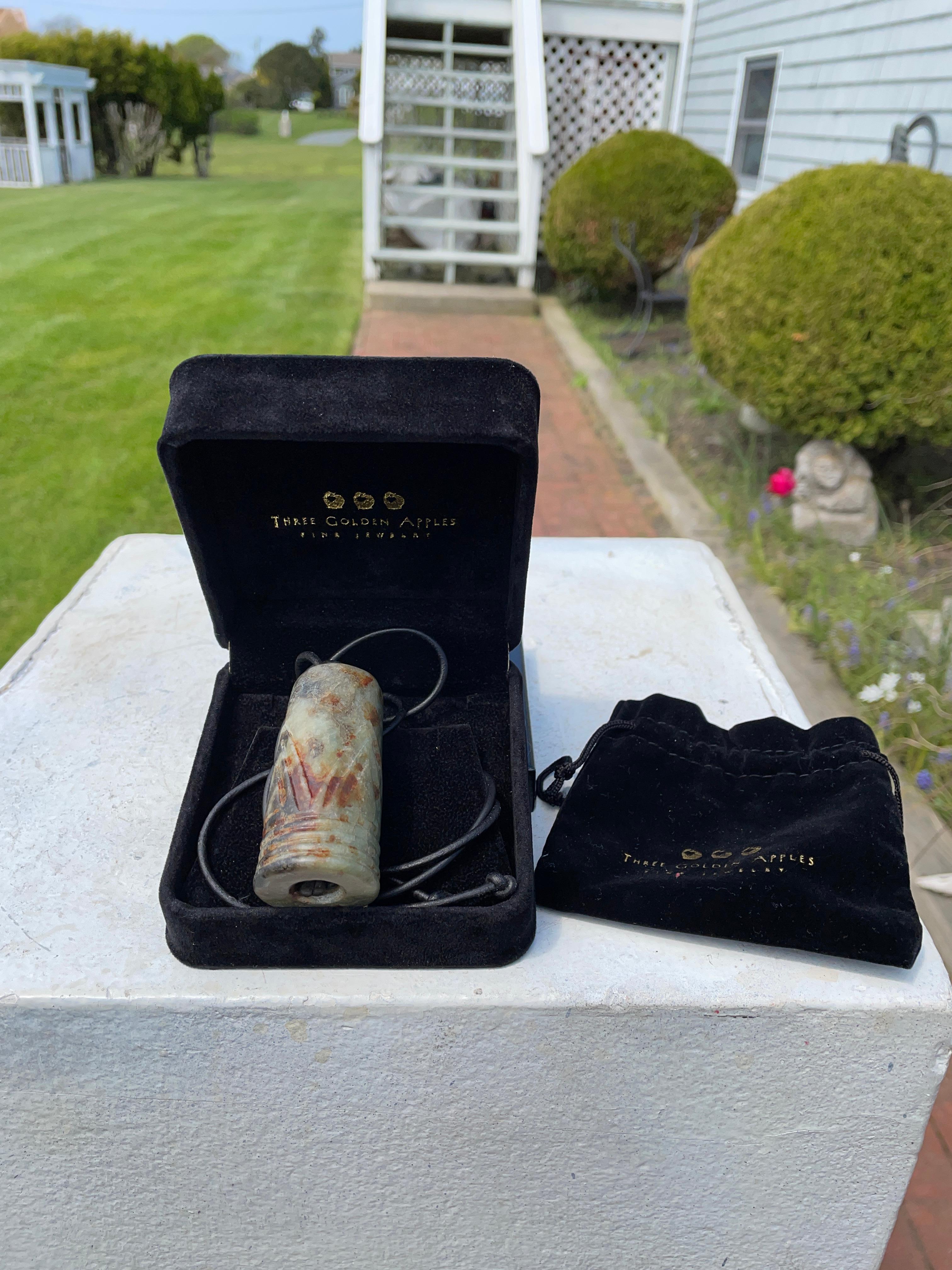 Qing Collier cloche d'amulettes chinoise en or 18 carats et jade en vente