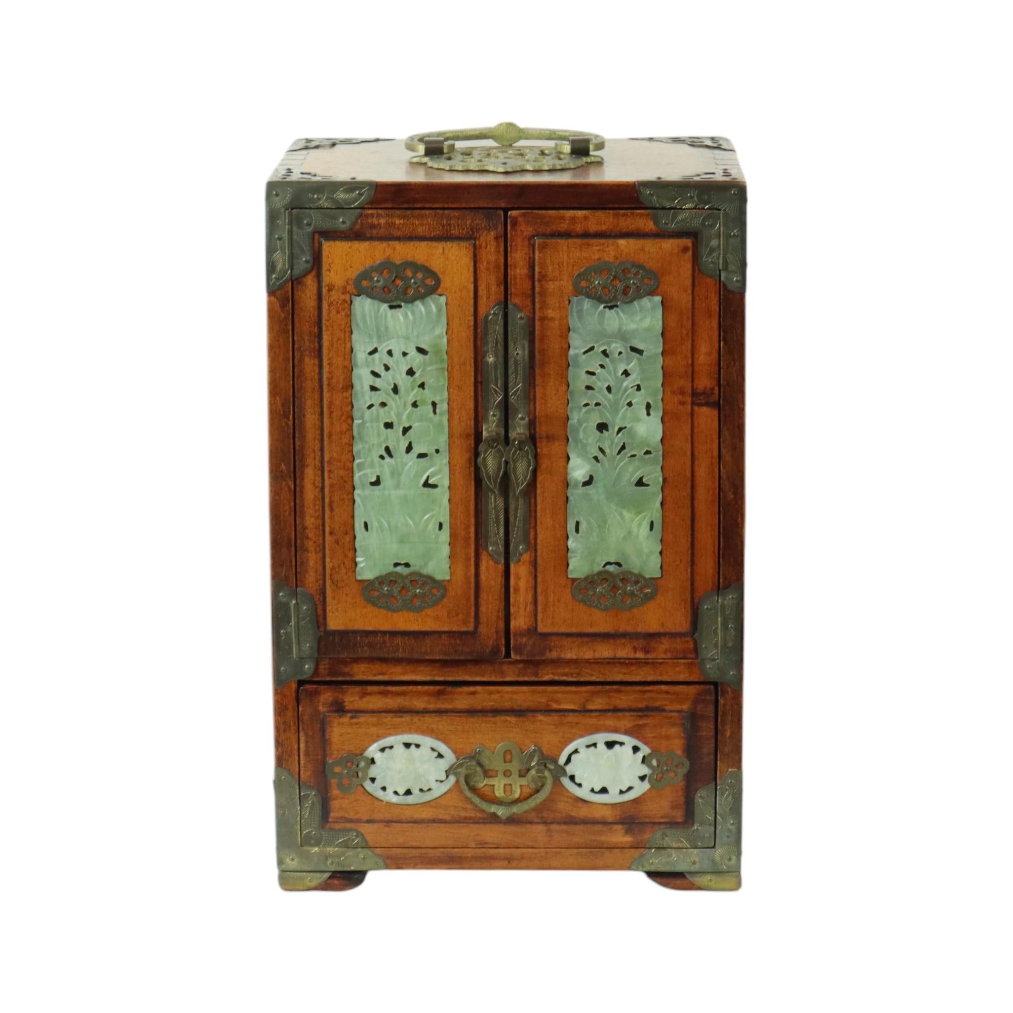 Vintage wooden jewelry box, jewelry storage box with 5 drawers and 2 doors, decorated with jade and brass fittings, China, approximately mid-20th century.

Quality made, detailed and charming, several storage compartments inside, sculpted jade lotus