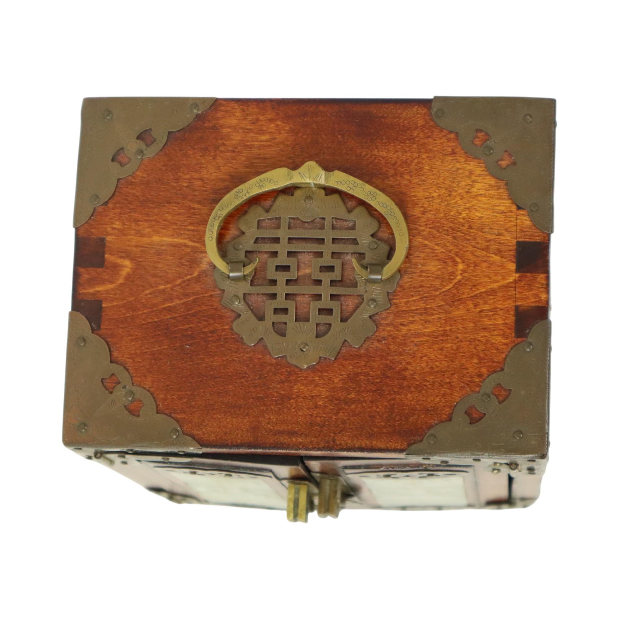Coffret à bijoux chinois avec tiroirs Coffret à bijoux Jade Bois de rose Laiton en vente 4