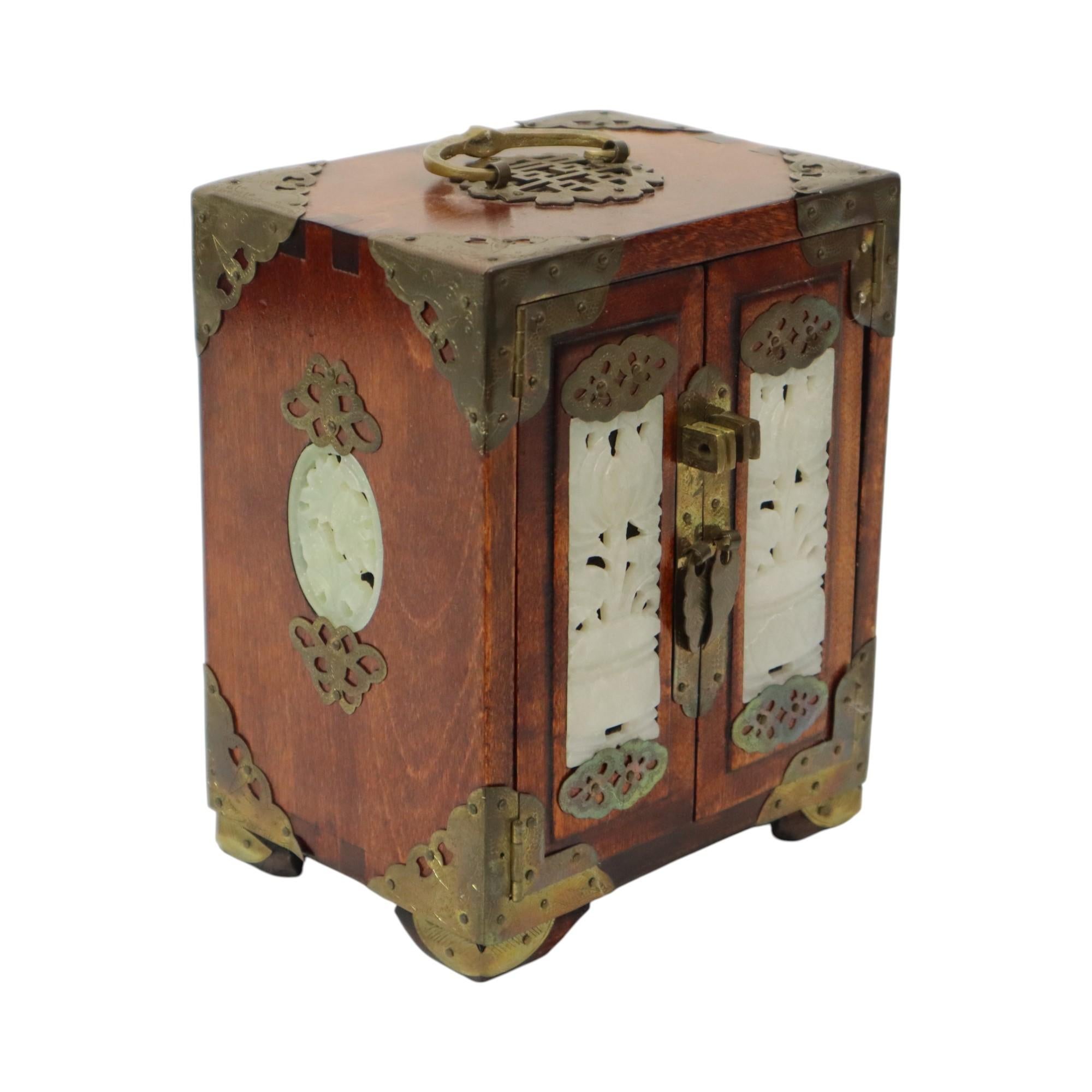 Chinoiseries Coffret à bijoux chinois avec tiroirs Coffret à bijoux Jade Bois de rose Laiton en vente