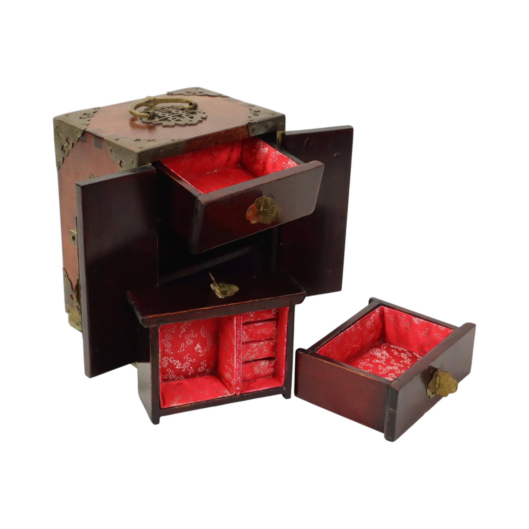 Chinois Coffret à bijoux chinois avec tiroirs Coffret à bijoux Jade Bois de rose Laiton en vente