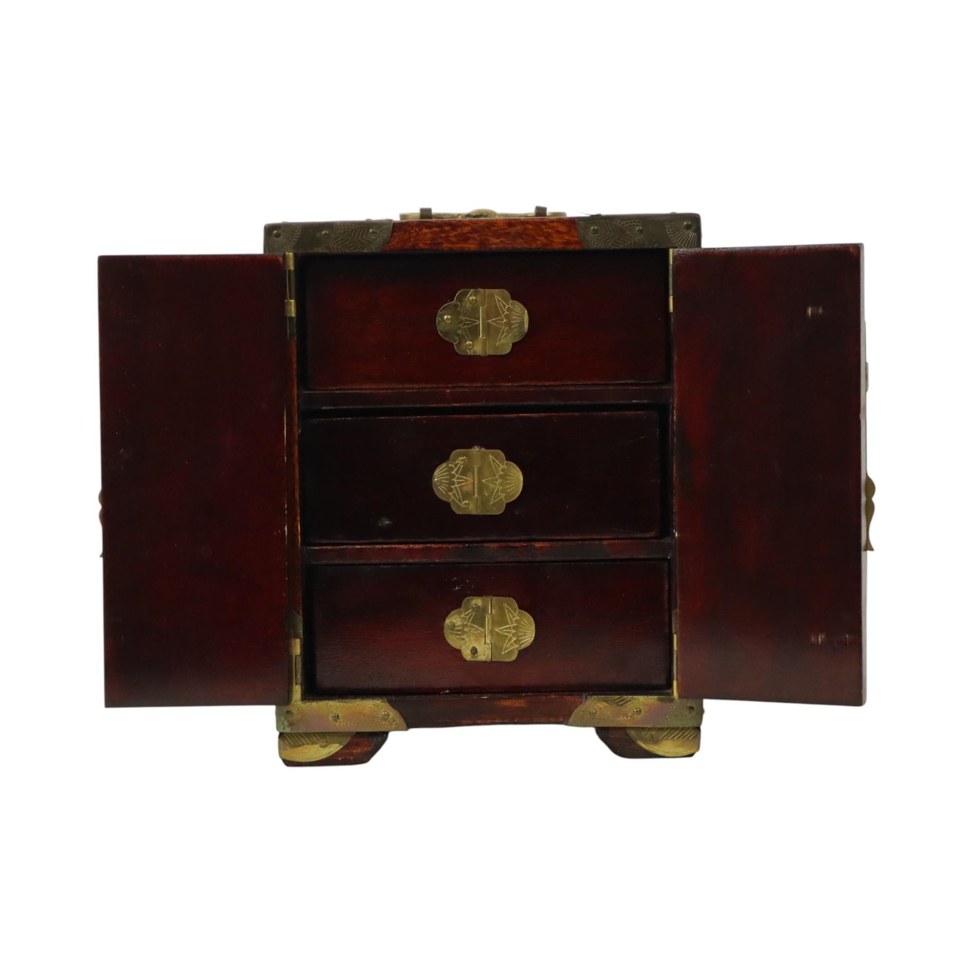 Martelé Coffret à bijoux chinois avec tiroirs Coffret à bijoux Jade Bois de rose Laiton en vente