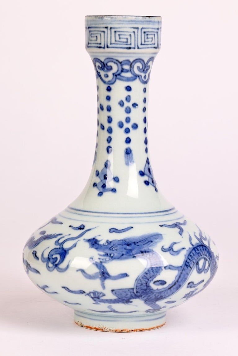 Chinese Jiajing Mark Blue & White Dragon Painted Porcelain Vase In Good Condition For Sale In Bishop's Stortford, Hertfordshire