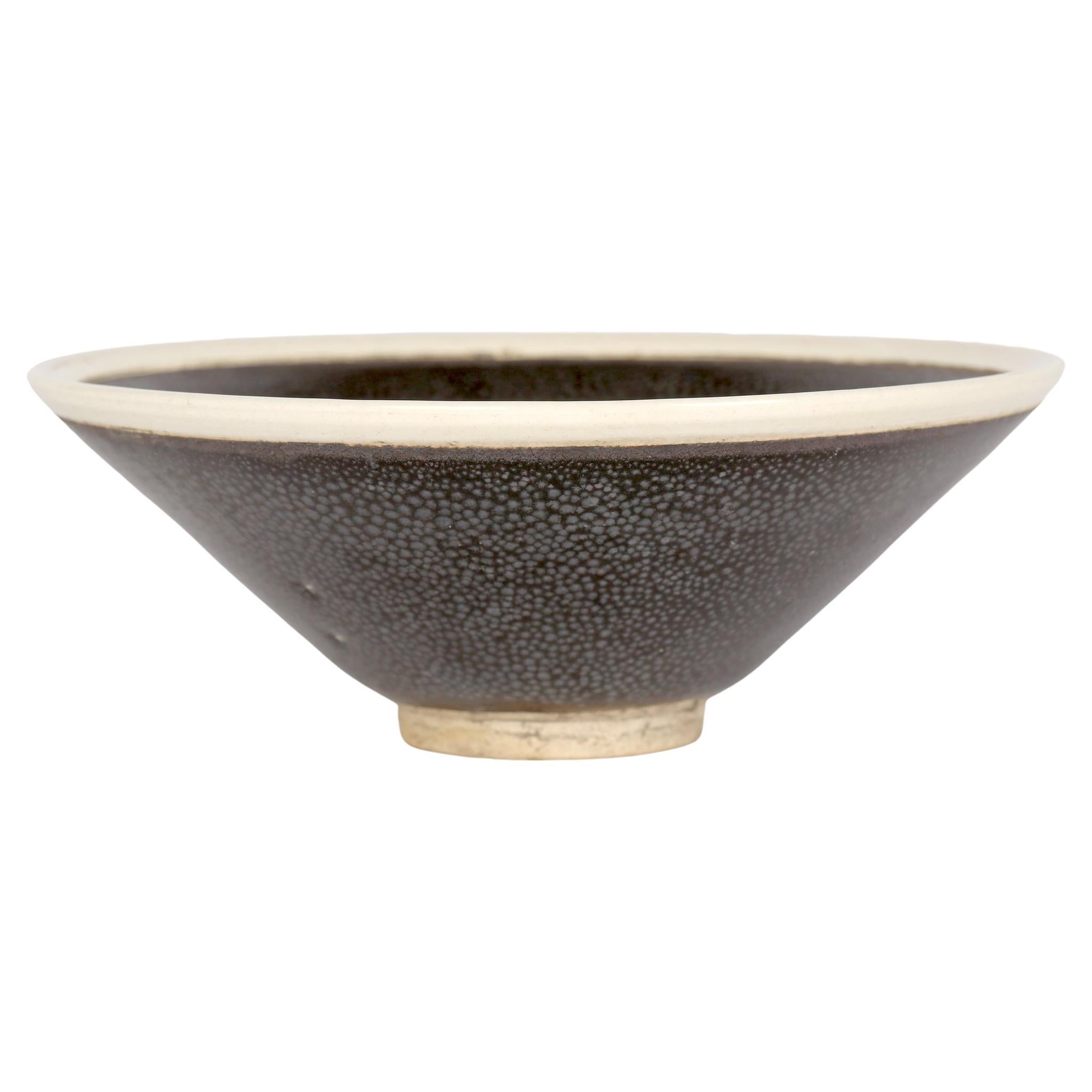 Chinesische Teebowl aus Keramik im Jian Ware-Stil mit schwarzem Shagreen-Muster und weißem Rand