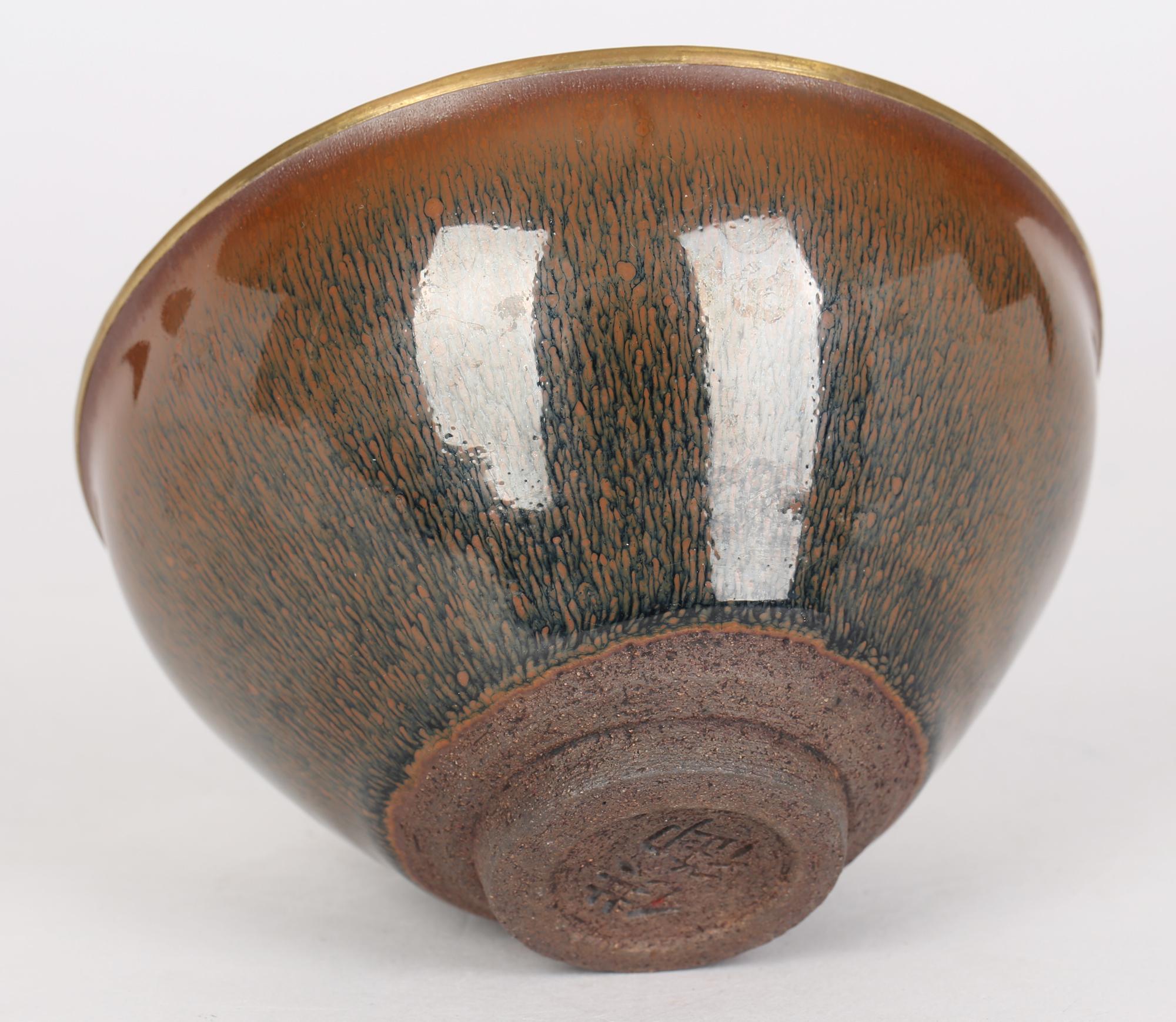 Bol  th en poterie chinoise de style Jian Ware sign Haresfur avec bord dor en vente 2