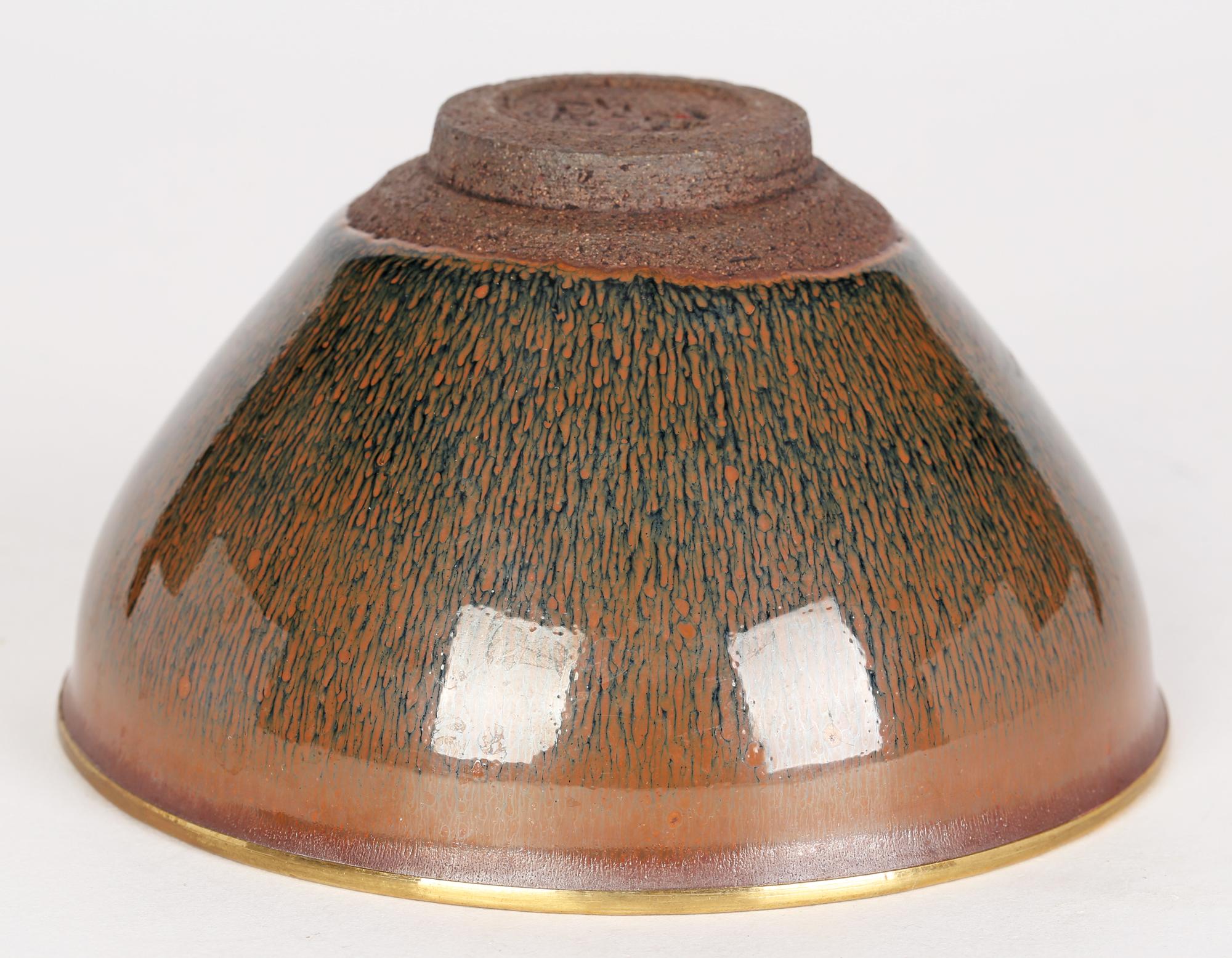 Bol  th en poterie chinoise de style Jian Ware sign Haresfur avec bord dor en vente 3
