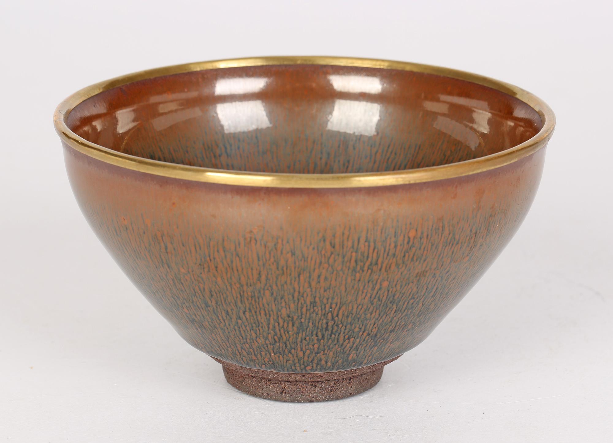 Un bol à thé très impressionnant et élégant en poterie chinoise à glaçure HaresFur dans le style Jian Ware, signé à la base, et datant probablement du 20e siècle. Le bol à thé rond repose sur un étroit pied rond non émaillé et est finement décoré de