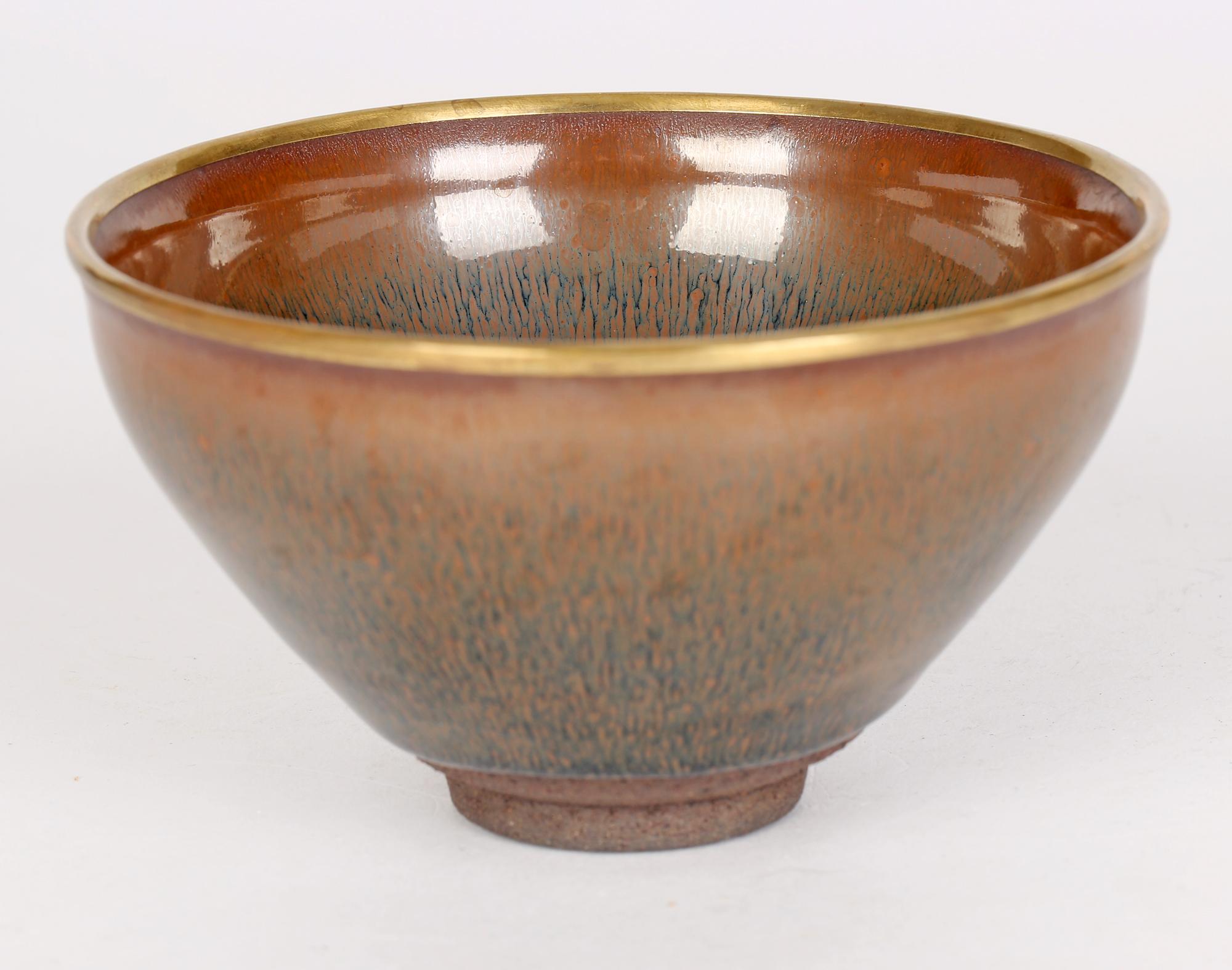 Bol  th en poterie chinoise de style Jian Ware sign Haresfur avec bord dor en vente 1