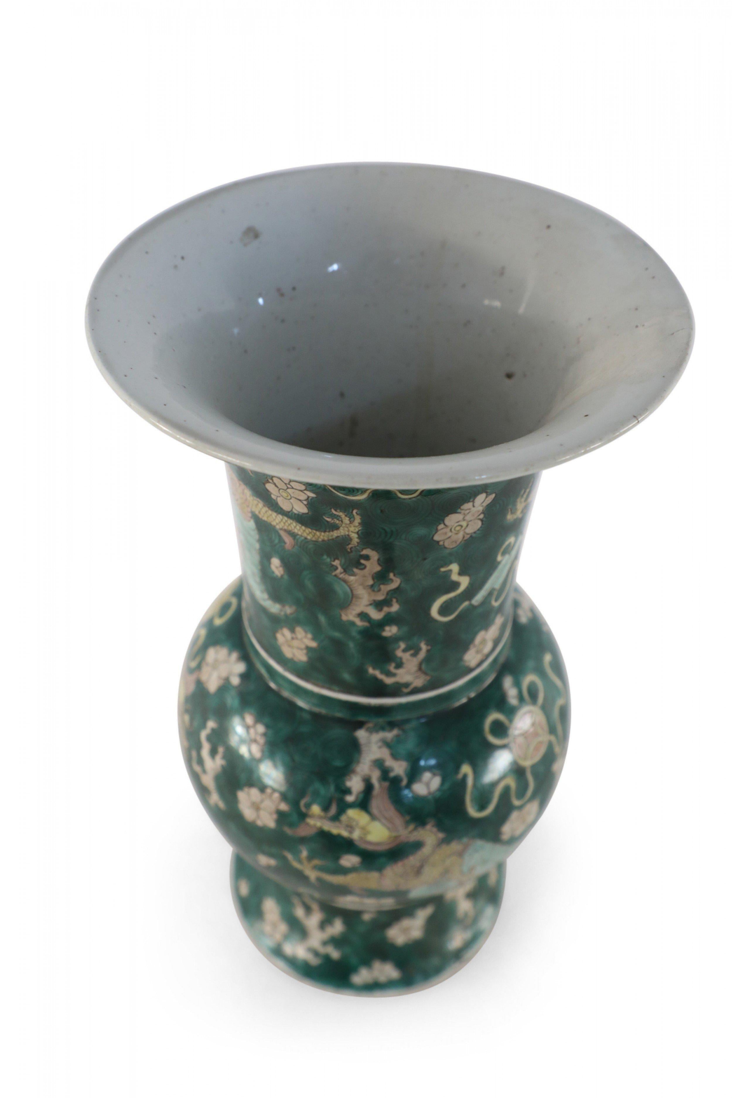 Antike chinesische (frühes 20. Jahrhundert) Phönixschwanz-Vase aus Porzellan mit einer dreifarbigen Aufglasur im Jingdezhen-Stil mit einem tiefgrünen, wirbelgemusterten Grund und blassrosa, gelben und blauen Dekorationen, die Blumen, Schlangen und
