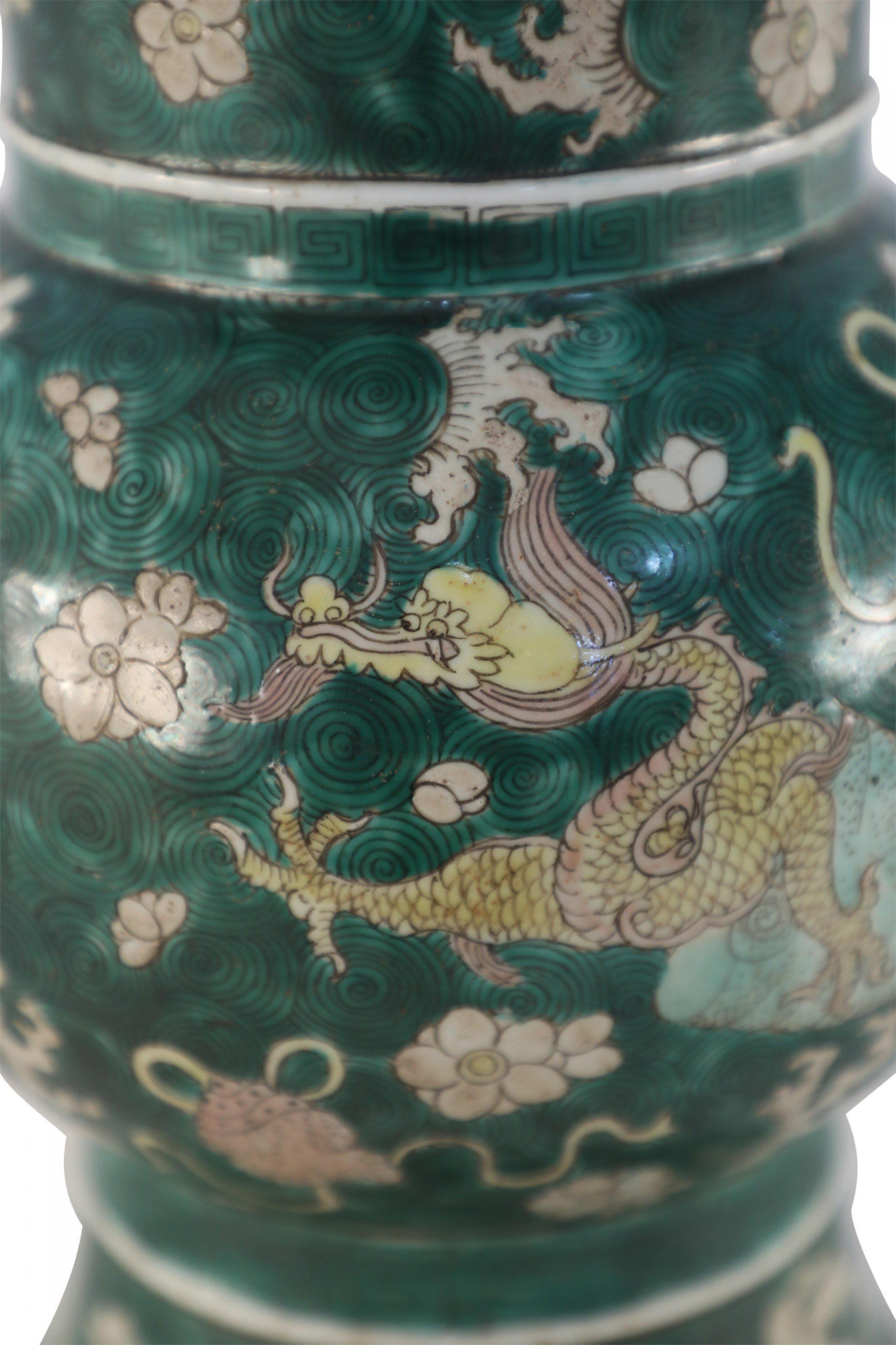 Chinesische dreifarbige Jingdezhen-Porzellanvase mit Phoenix-Schleife (Chinesischer Export) im Angebot