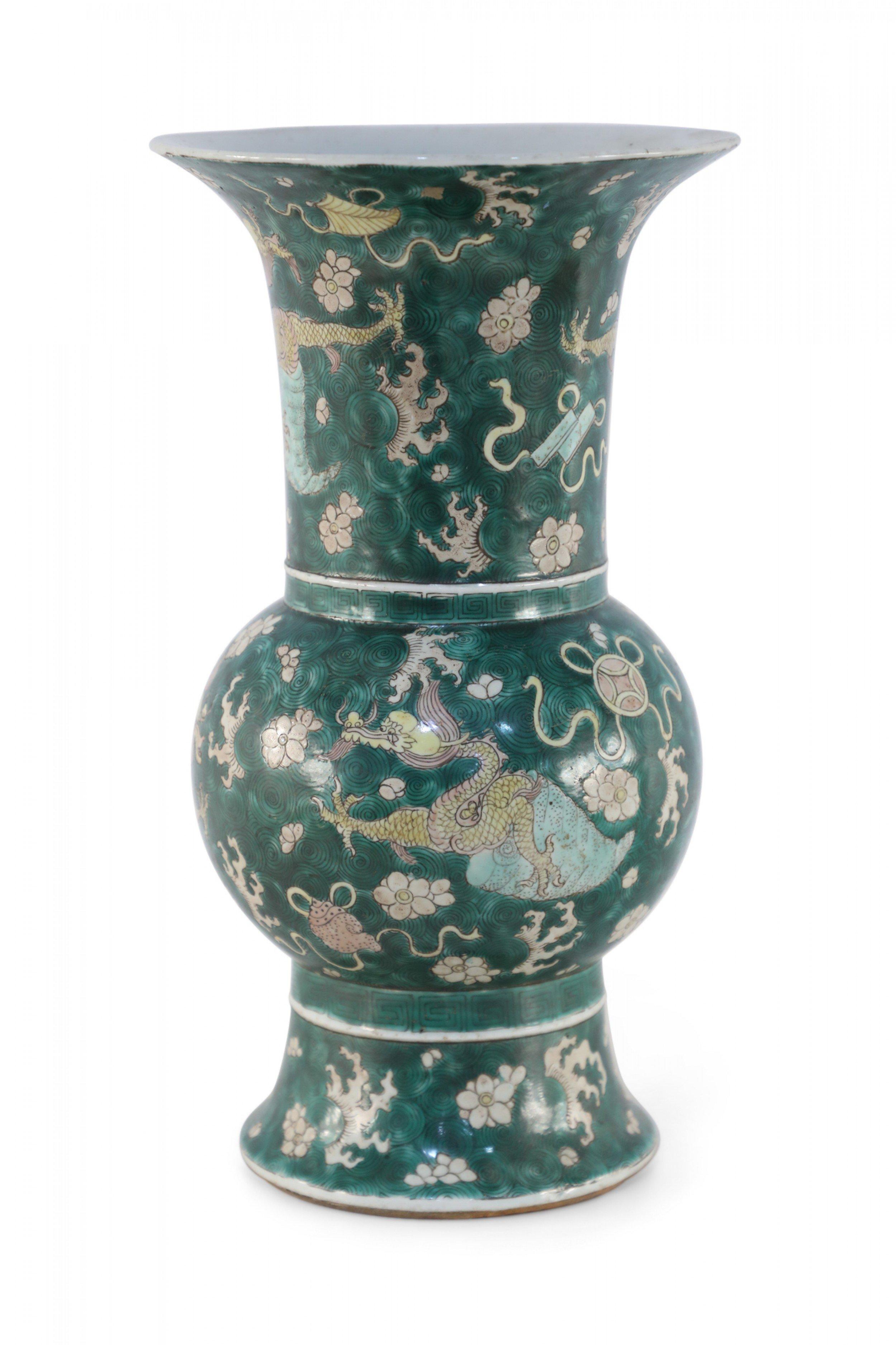 Chinesische dreifarbige Jingdezhen-Porzellanvase mit Phoenix-Schleife (Handgefertigt) im Angebot