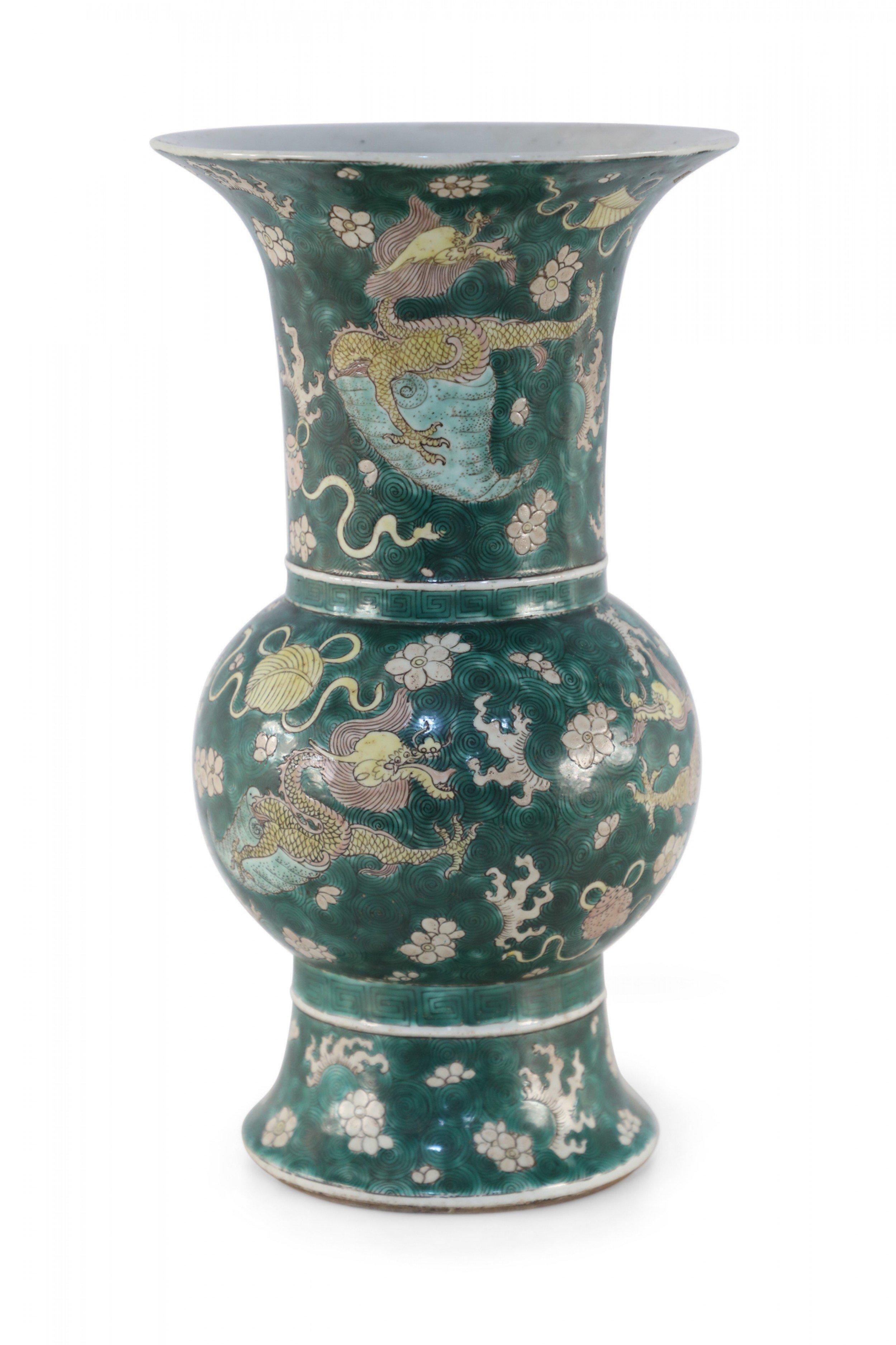 Chinesische dreifarbige Jingdezhen-Porzellanvase mit Phoenix-Schleife im Zustand „Gut“ im Angebot in Queens, NY