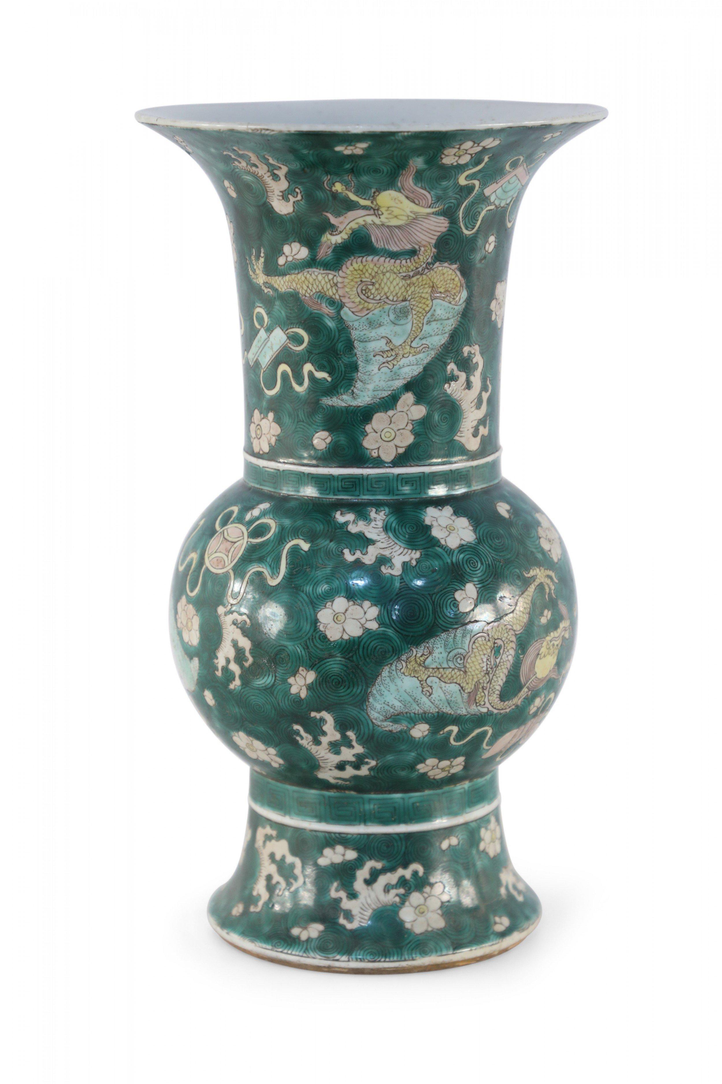 Chinesische dreifarbige Jingdezhen-Porzellanvase mit Phoenix-Schleife (20. Jahrhundert) im Angebot