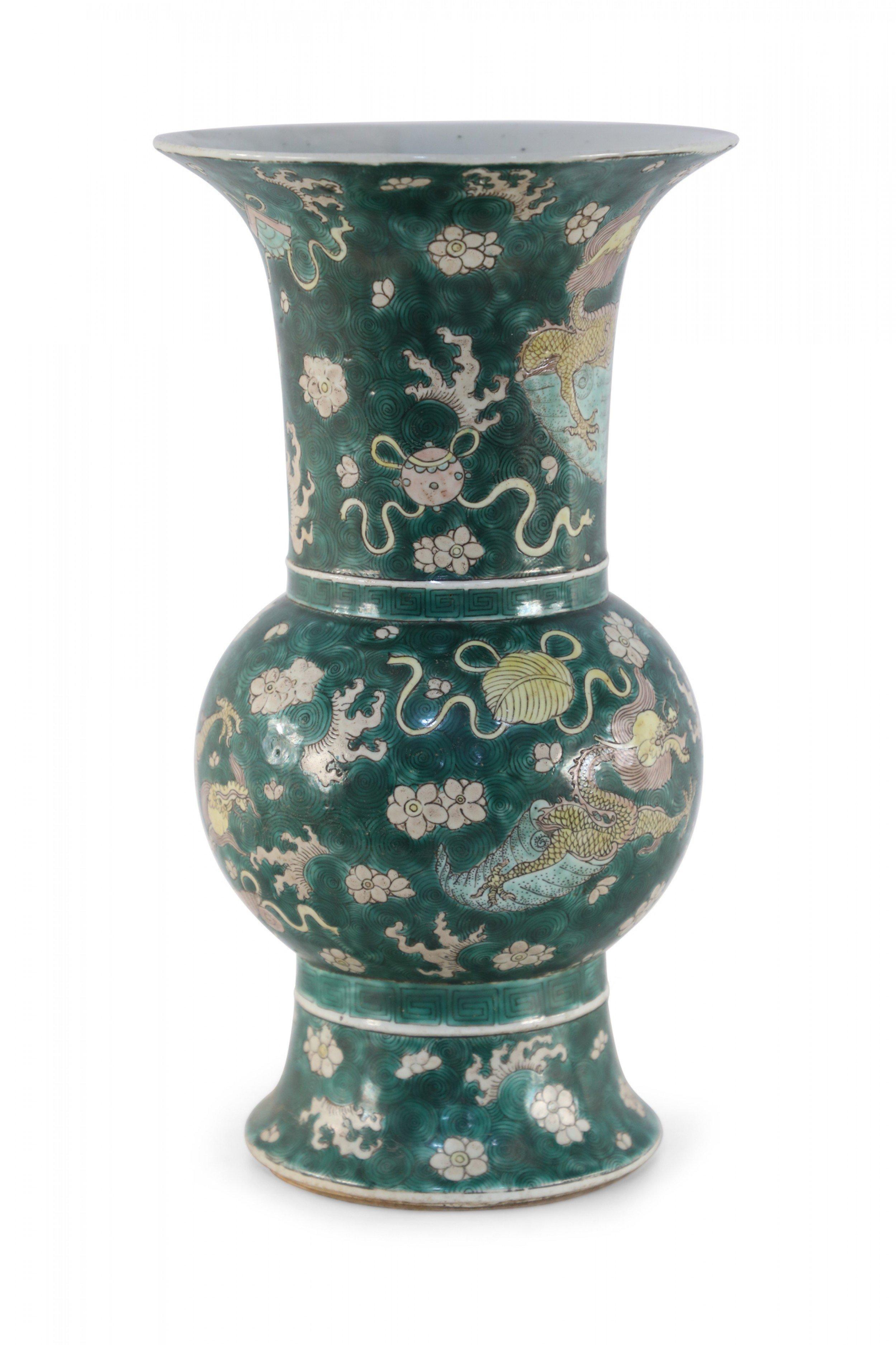 Chinesische dreifarbige Jingdezhen-Porzellanvase mit Phoenix-Schleife im Angebot 1