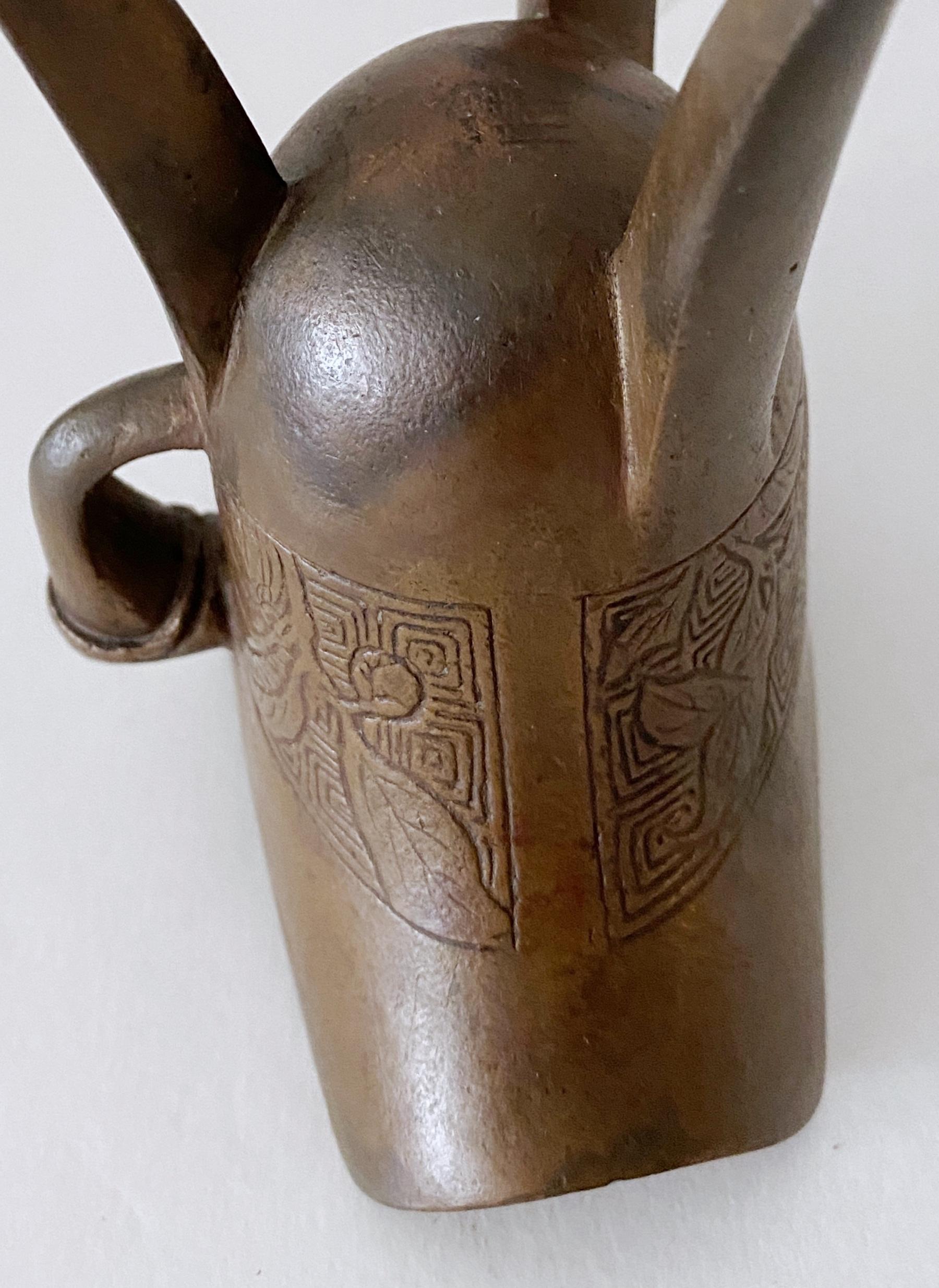 Chinese Jue, Bronze Ritual Wine Vessel, Honorific Mark, 20th Century or Older In Good Condition For Sale In West Palm Beach, FL