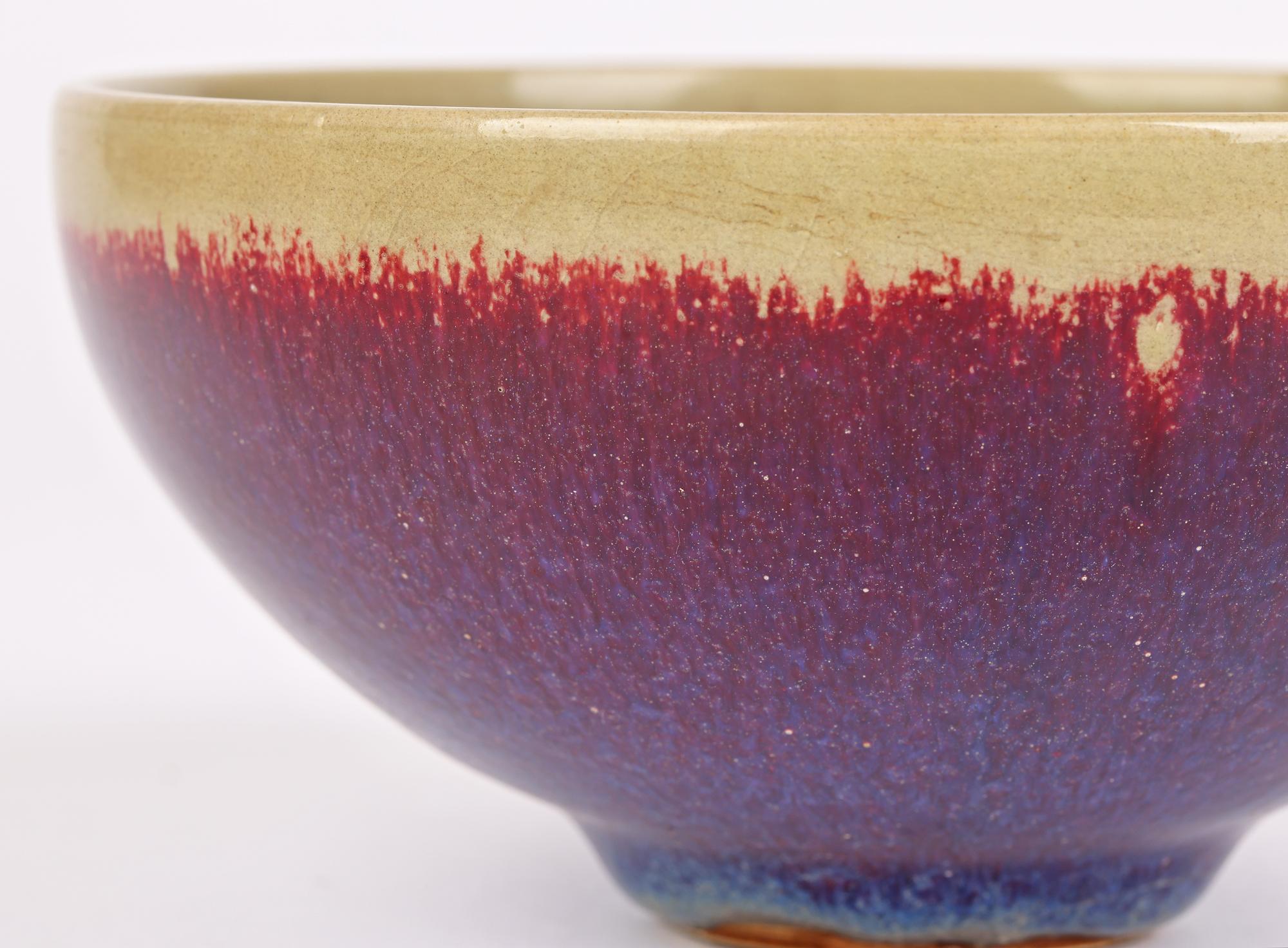 Eine sehr stilvolle Schale aus chinesischer Jun-Ware-Keramik von guter Qualität, die mit roter und blauer Hasenfellglasur verziert ist und aus dem späten 19. oder 20. Die gut getöpferte Schale steht auf einem schmalen, runden, unglasierten, braun