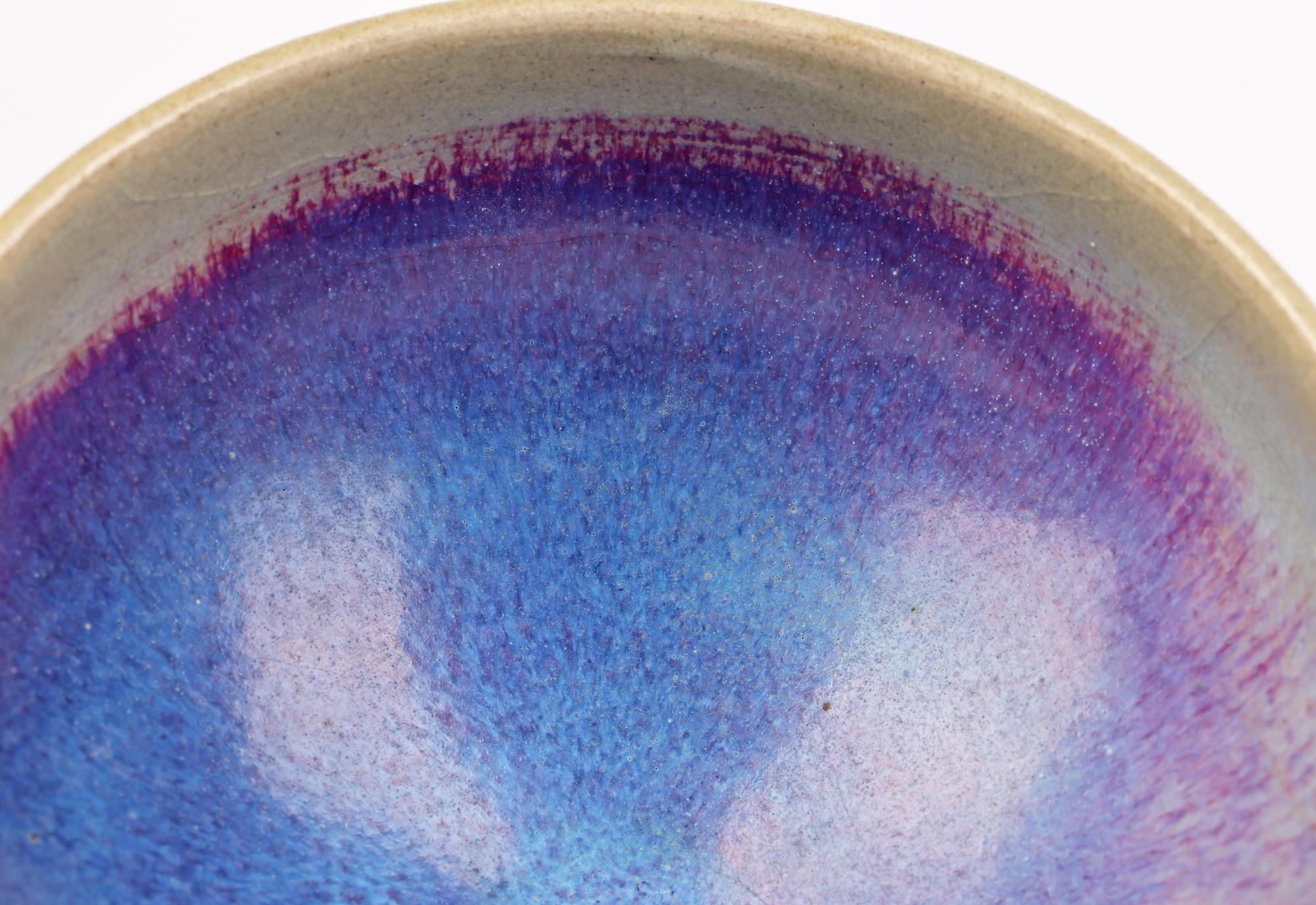 Eine sehr stilvolle Schale aus chinesischer Jun-Ware-Keramik von guter Qualität, die mit blauer und roter Hasenfellglasur verziert ist und aus dem späten 19. oder 20. Die gut getöpferte Schale steht auf einem schmalen, runden, unglasierten, braun