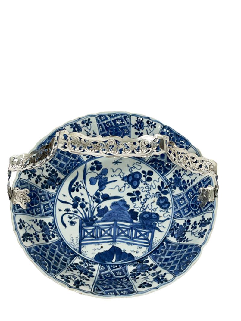 Chinesischer Kangxi-Porzellanteller aus blauem und weißem Kraakholz mit Silberhalterung, 1700 (Niederländisch) im Angebot