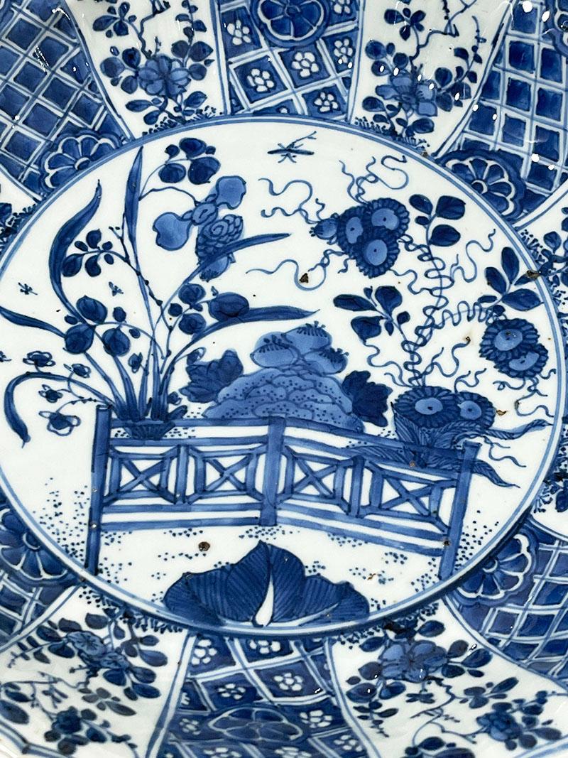 Chinesischer Kangxi-Porzellanteller aus blauem und weißem Kraakholz mit Silberhalterung, 1700 im Angebot 1