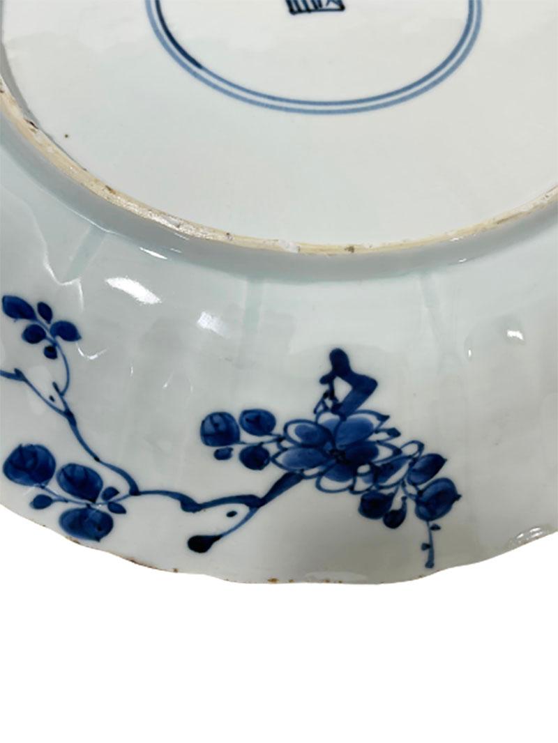 Chinesischer Kangxi-Porzellanteller aus blauem und weißem Kraakholz mit Silberhalterung, 1700 im Angebot 3