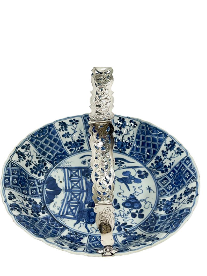 Chinesischer Kangxi-Porzellanteller aus blauem und weißem Kraakholz mit Silberhalterung, 1700 im Angebot 4