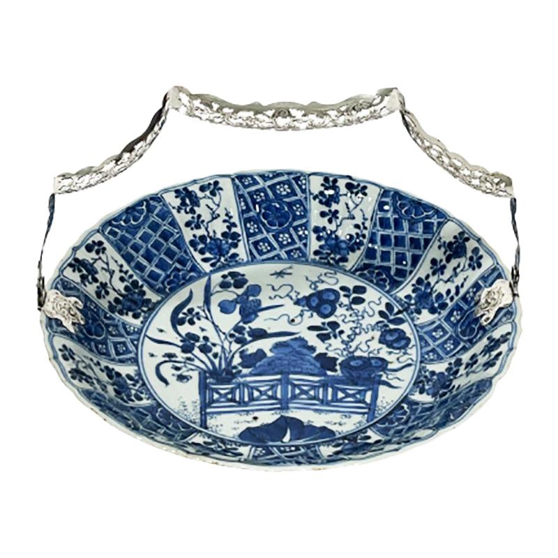 Chinesischer Kangxi-Porzellanteller aus blauem und weißem Kraakholz mit Silberhalterung, 1700