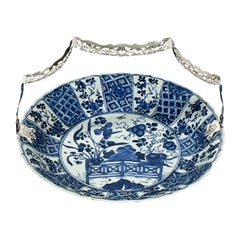 Plato chino de porcelana Kraak azul y blanca de Kangxi con soporte de plata, 1700