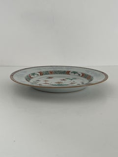 Piatto cinese della dinastia Kangxi, della serie “Famille Verte”, con scena raffigurante un’anatra dipinta a mano su porcellana, 1685 circa