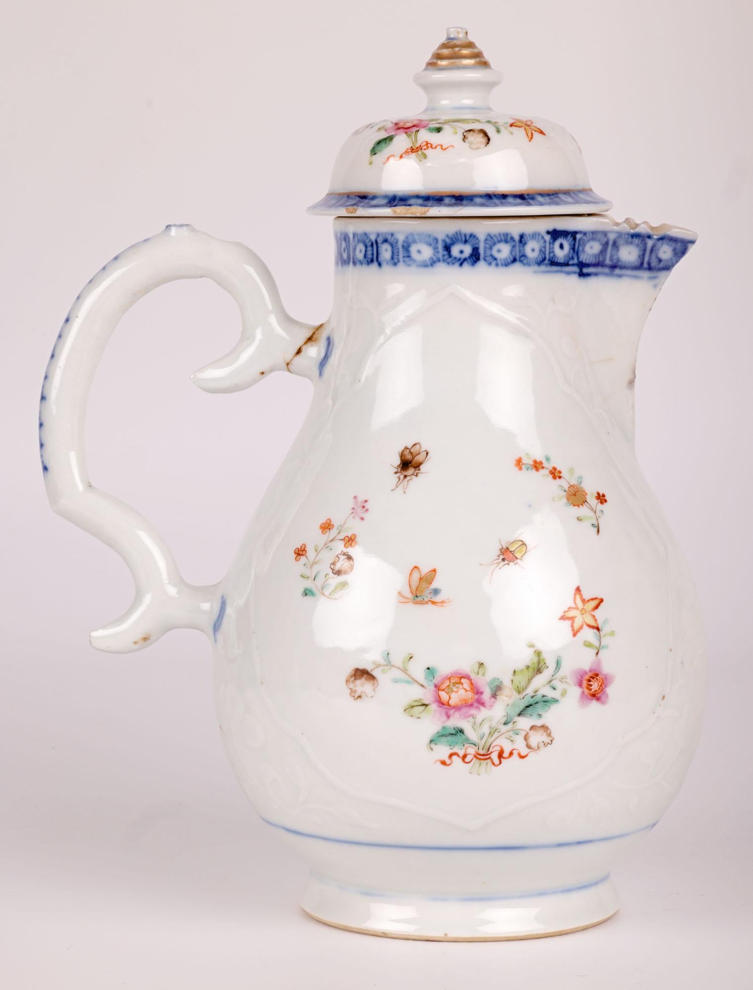 Pichet à couvercle Kangxi en porcelaine gaufré à motifs floraux  en vente 3