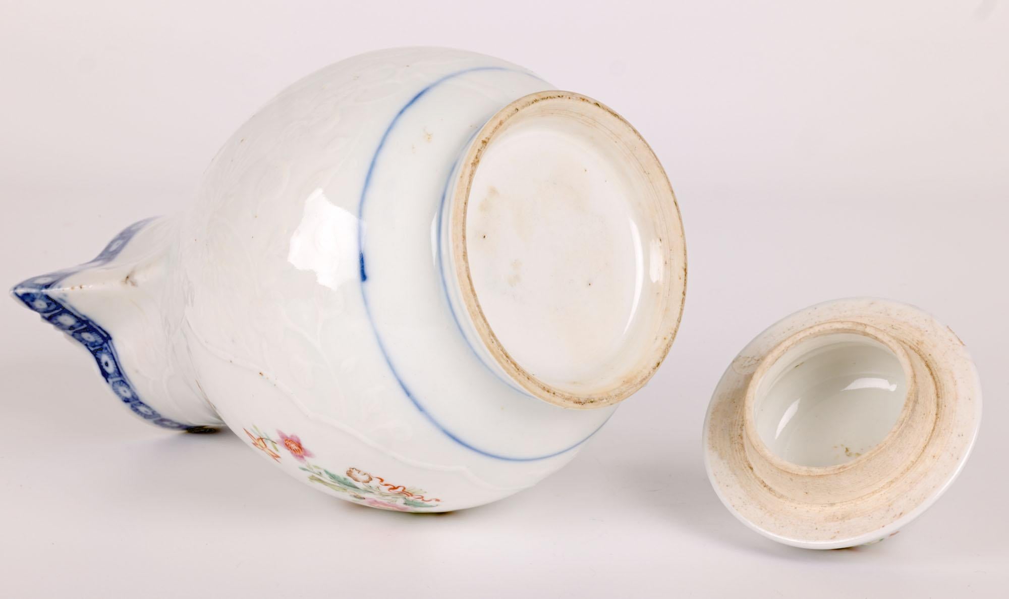 Pichet à couvercle Kangxi en porcelaine gaufré à motifs floraux  en vente 4