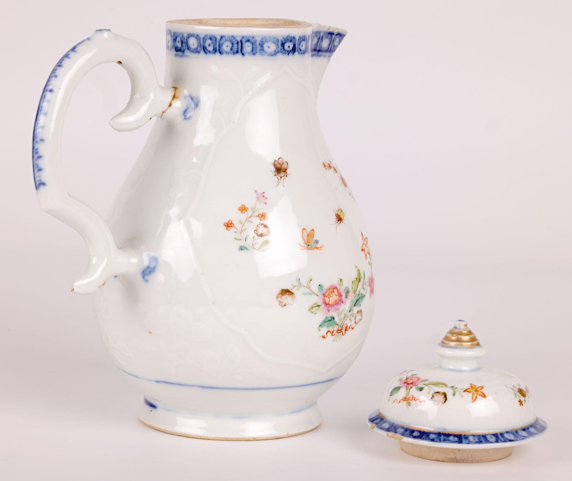 Pichet à couvercle Kangxi en porcelaine gaufré à motifs floraux  en vente 5