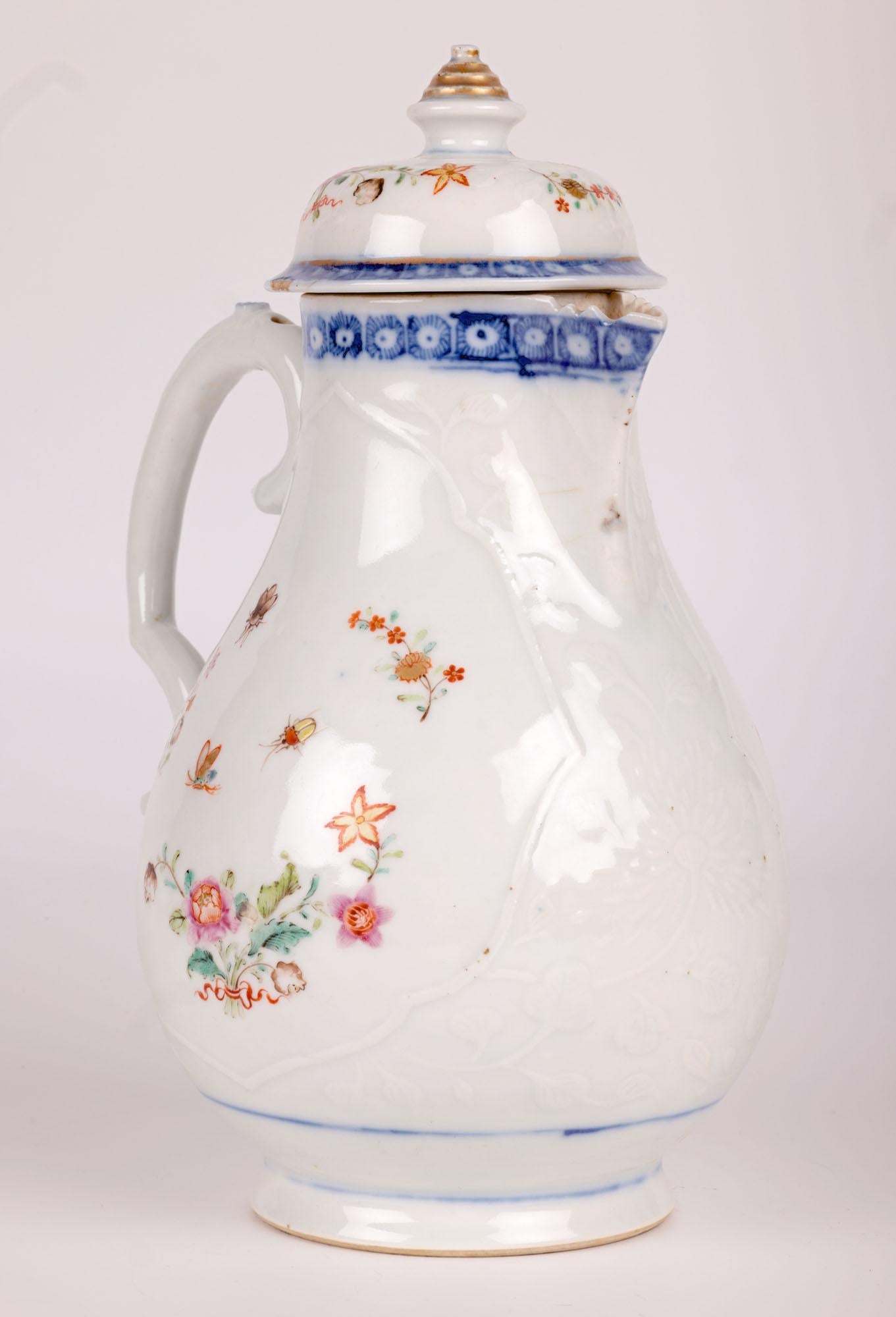 Pichet à couvercle Kangxi en porcelaine gaufré à motifs floraux  en vente 6
