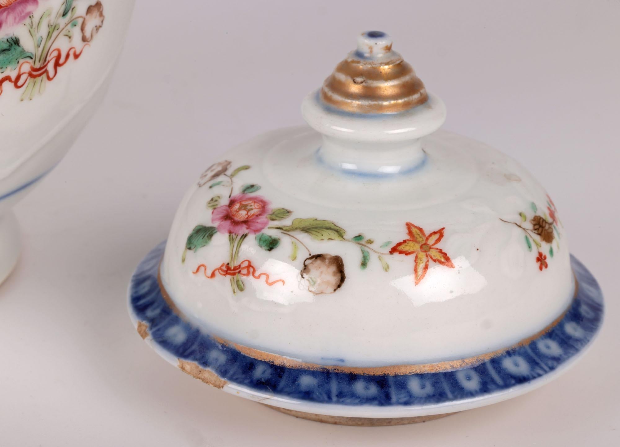 Pichet à couvercle Kangxi en porcelaine gaufré à motifs floraux  en vente 7