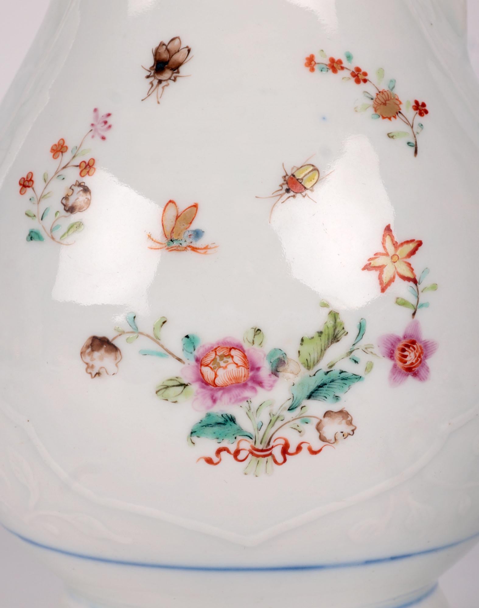 Pichet à couvercle Kangxi en porcelaine gaufré à motifs floraux  en vente 12