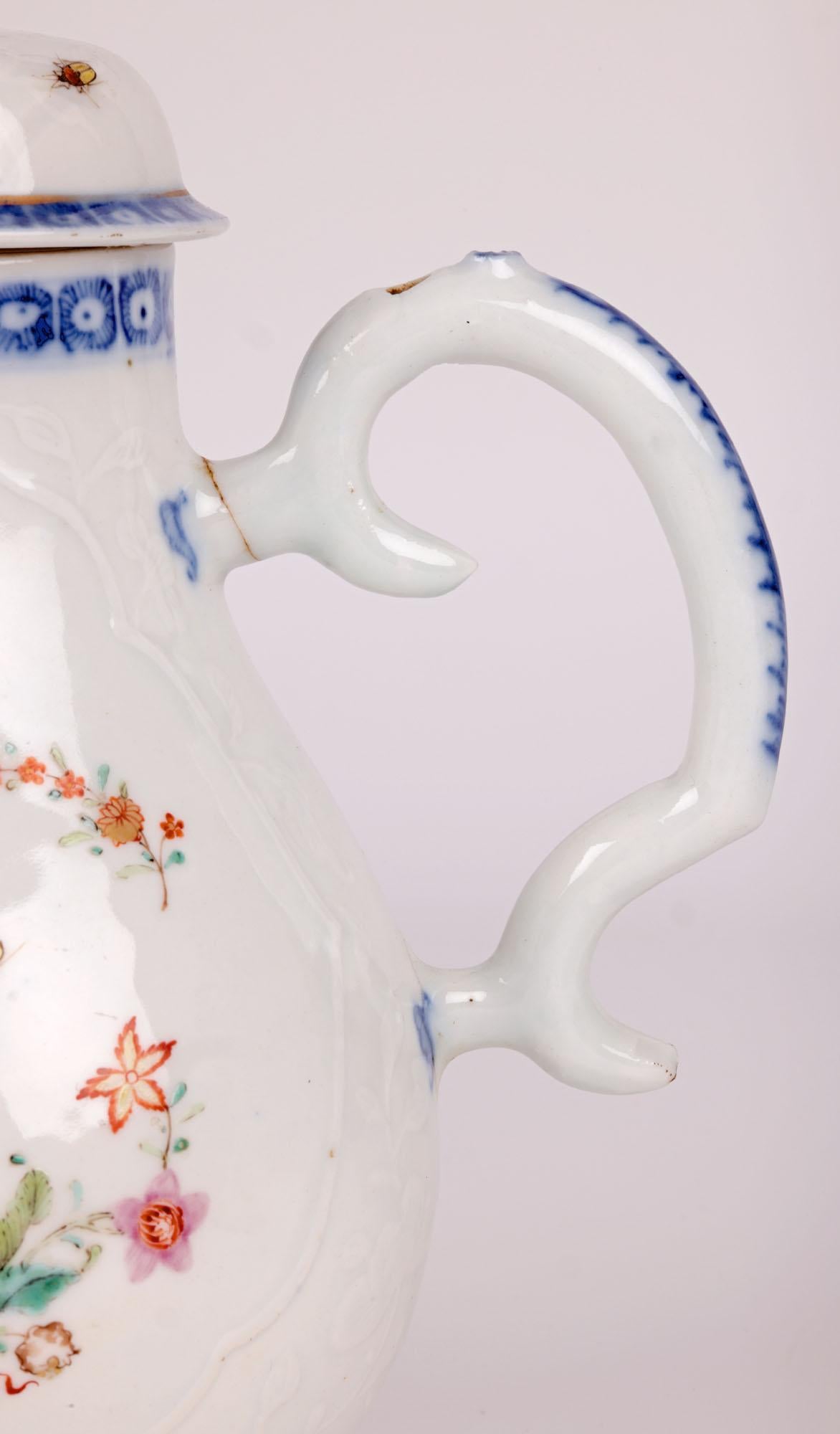 Fait main Pichet à couvercle Kangxi en porcelaine gaufré à motifs floraux  en vente