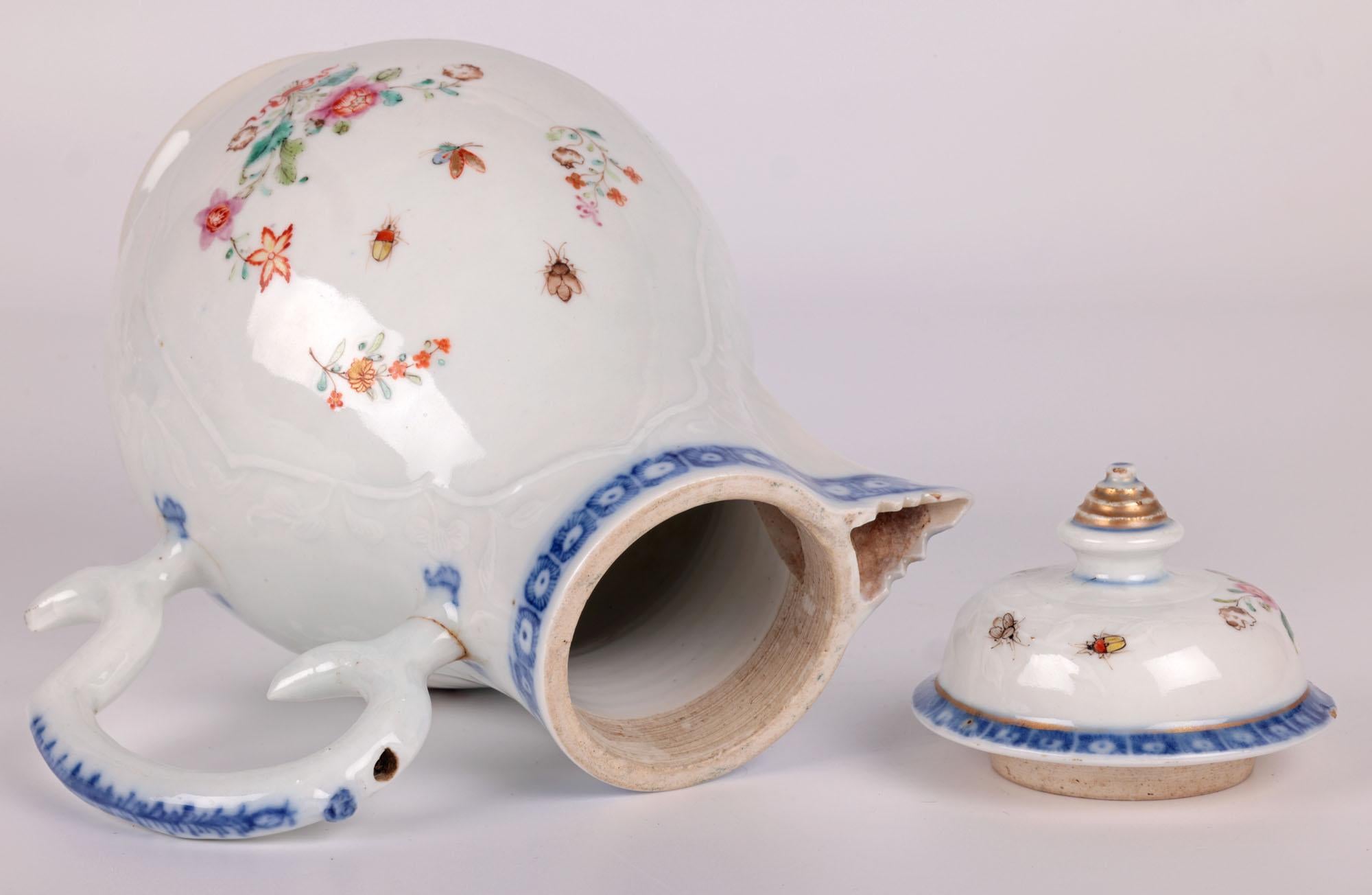 Milieu du XVIIe siècle Pichet à couvercle Kangxi en porcelaine gaufré à motifs floraux  en vente