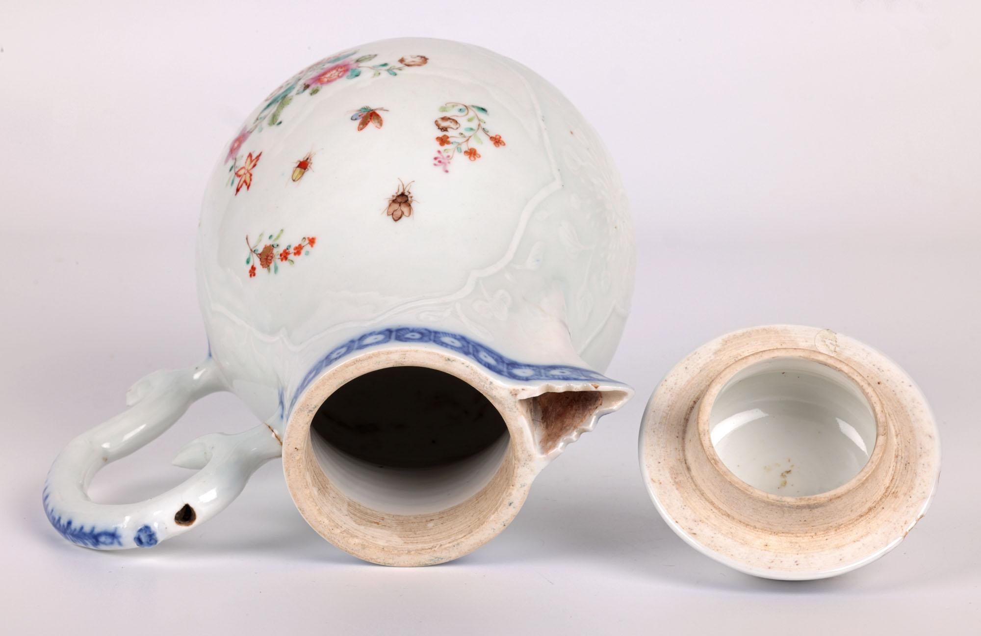 Porcelaine Pichet à couvercle Kangxi en porcelaine gaufré à motifs floraux  en vente