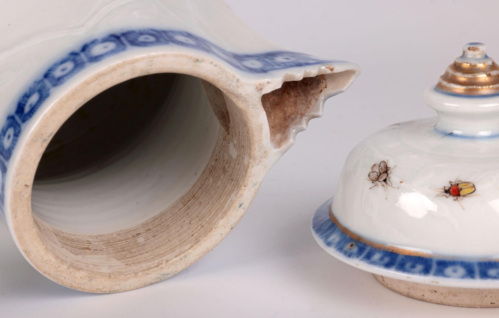 Pichet à couvercle Kangxi en porcelaine gaufré à motifs floraux  en vente 1