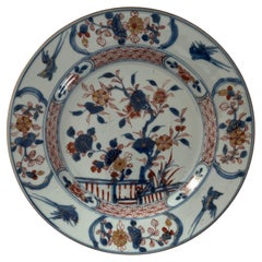 Assiette chinoise Imari de l'époque Kangxi, en porcelaine, décorée d'une haie fleurie et d'oiseaux en vol, vers 1700