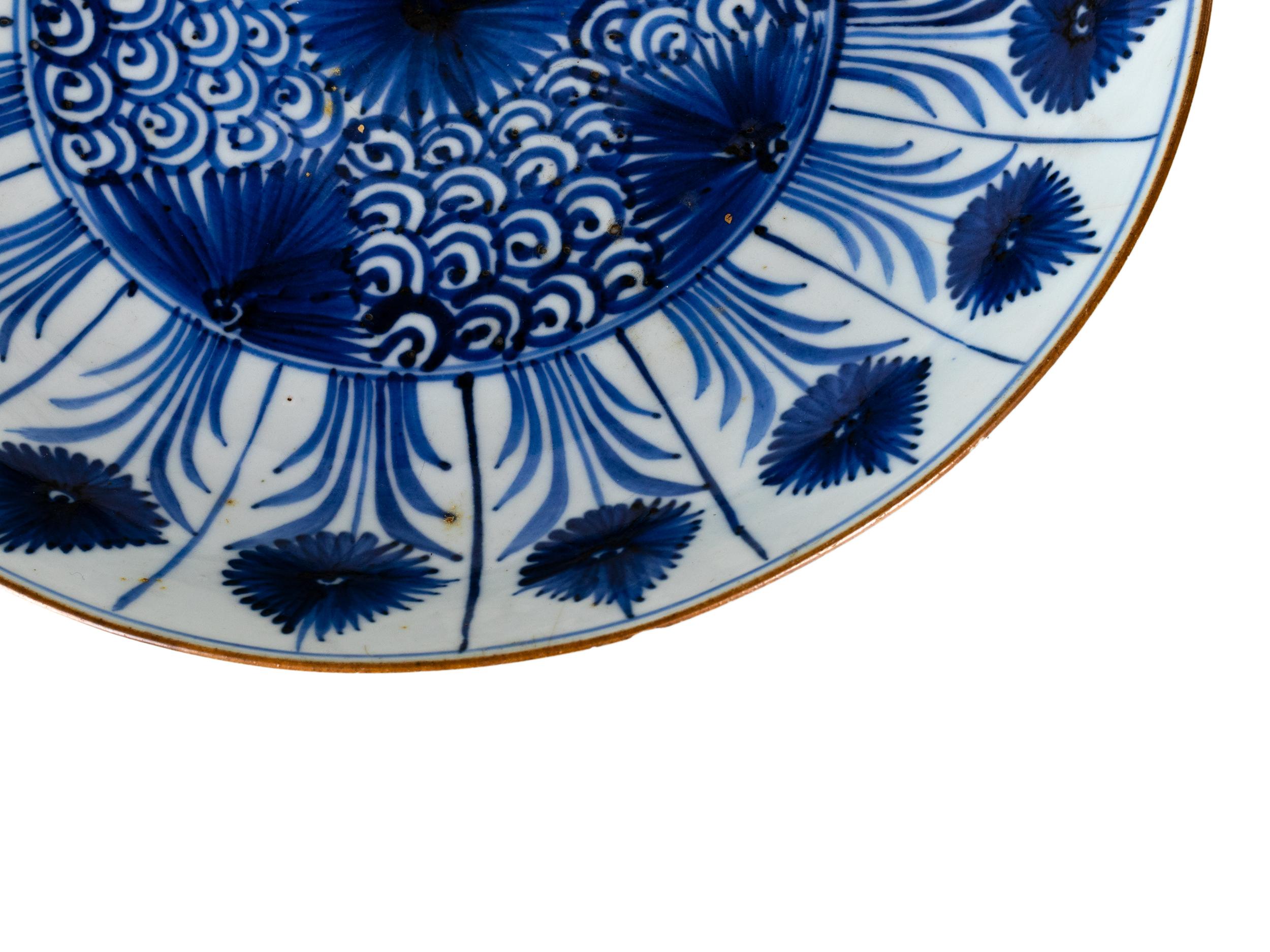 Porcelaine Grand plat chinois Kangxi rare en porcelaine bleu et blanc à motif d'escargot, 17e siècle en vente